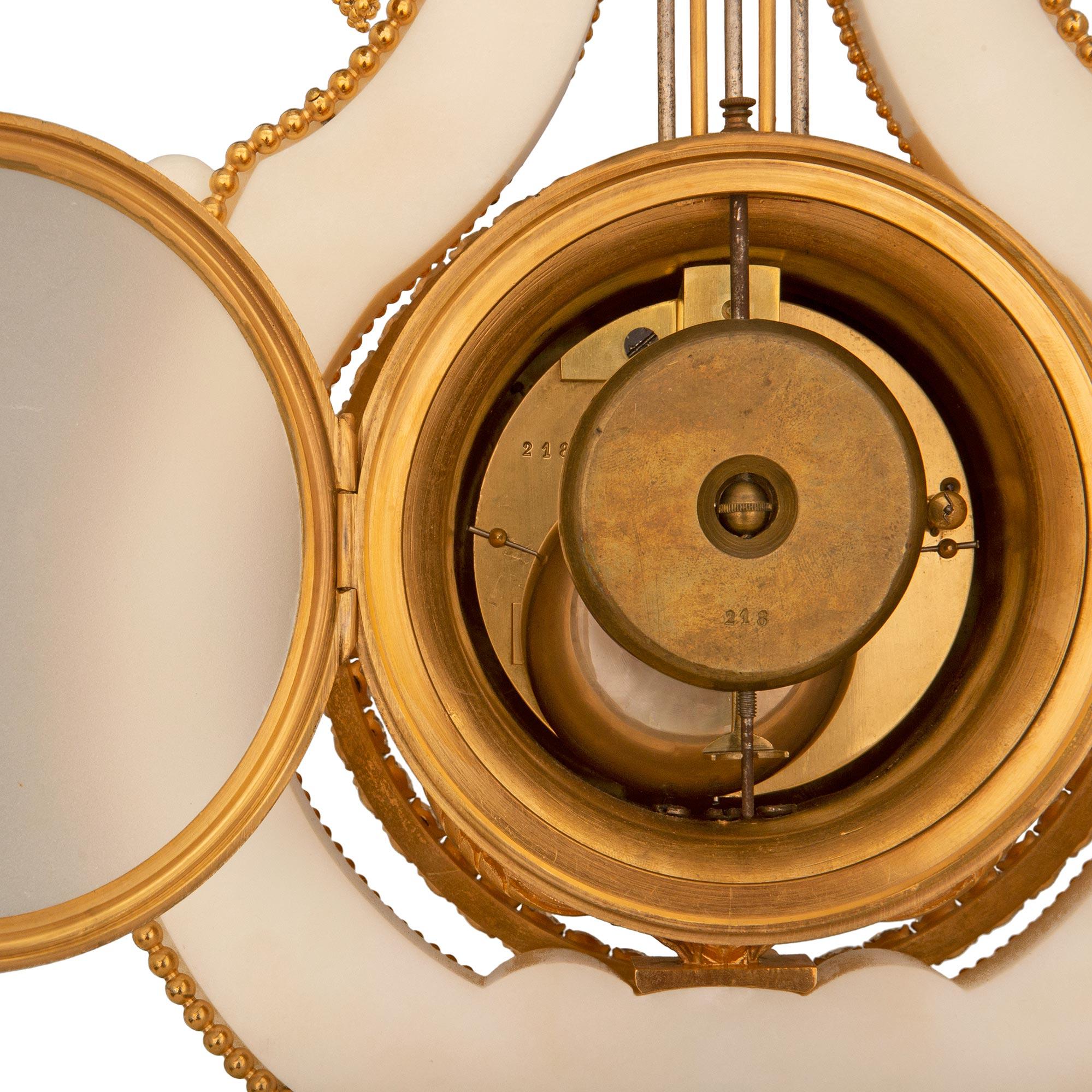 Bronze doré Horloge française du 19ème siècle de style Louis XVI en marbre de Carrare blanc, bronze doré et bijoux en vente