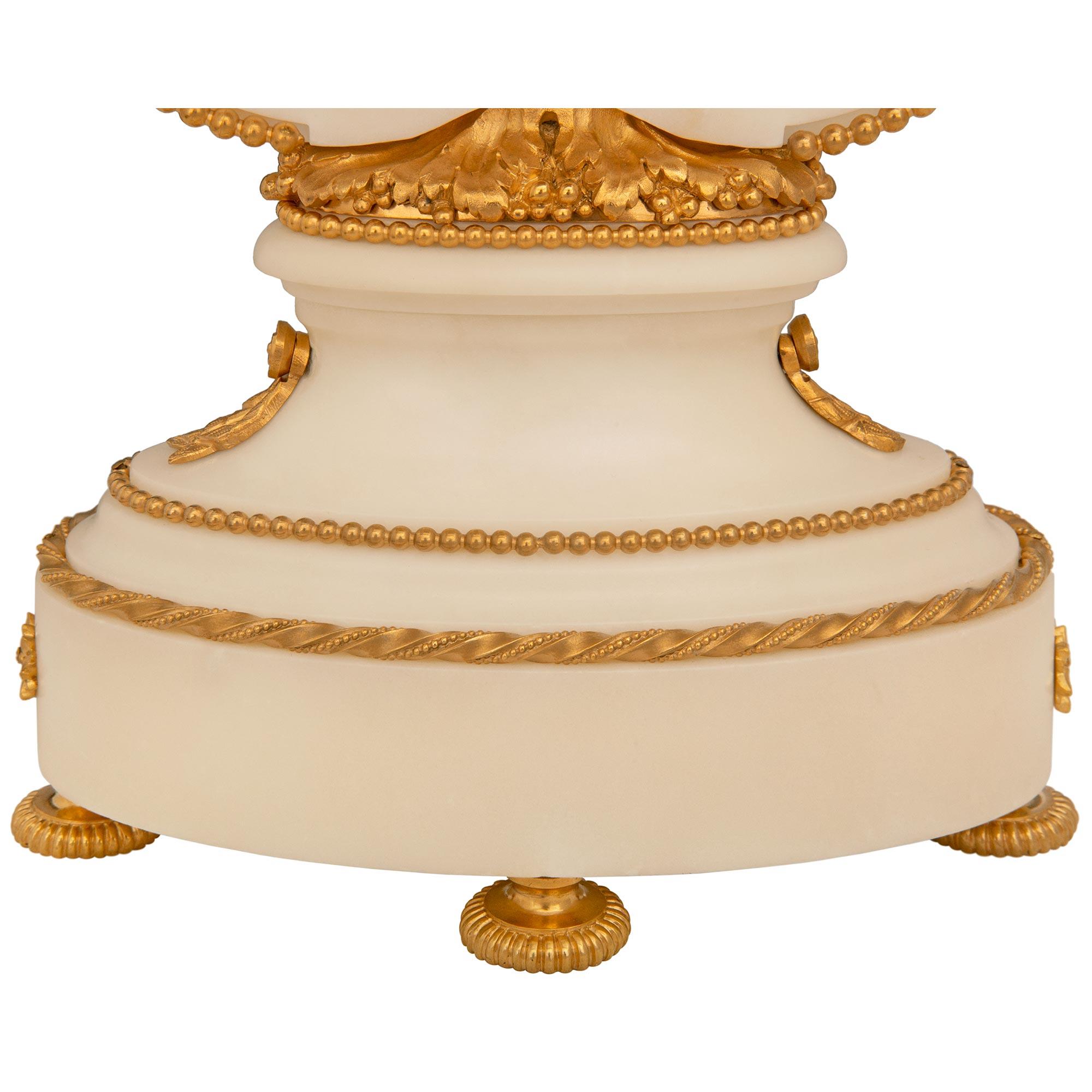 Französische Louis-XVI-Uhr aus weißem Carrara-Marmor, Goldbronze und Juwelen aus dem 19. Jahrhundert im Angebot 4