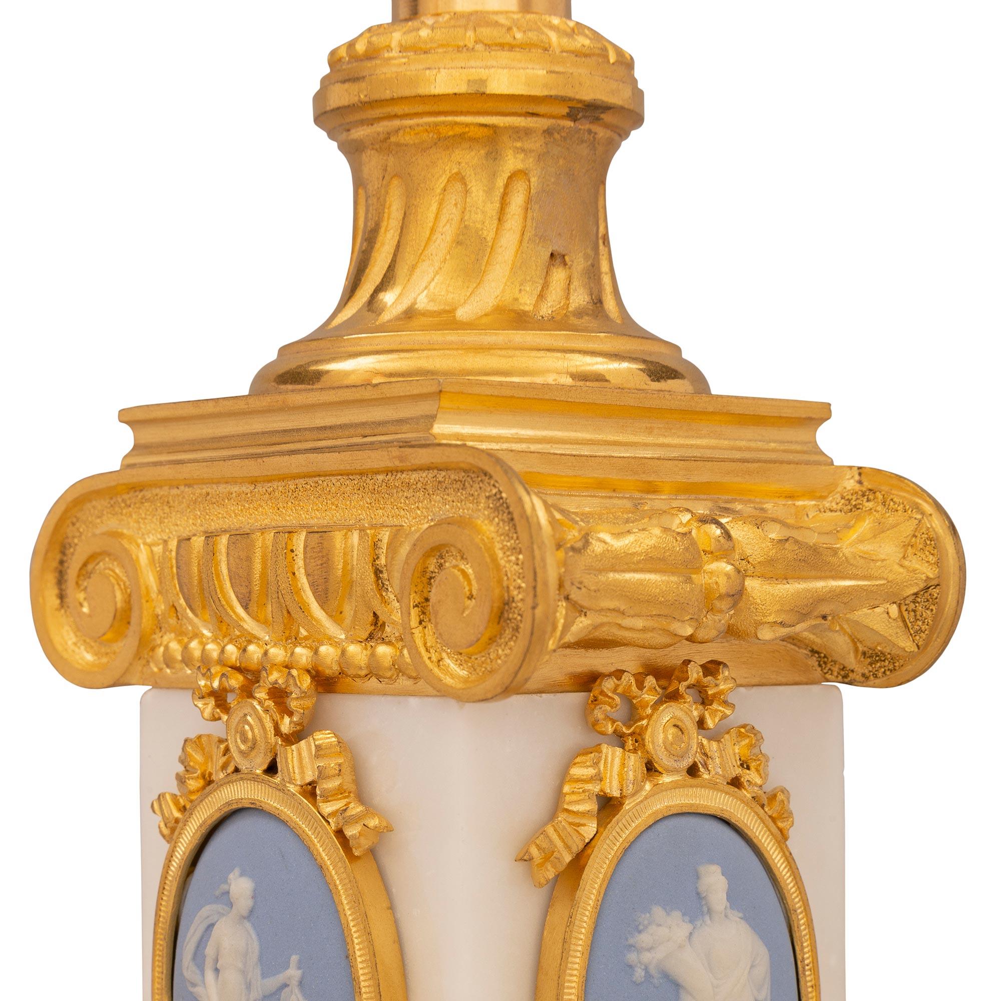 Français Lampe Louis XVI du XIXe siècle en marbre blanc de Carrare, bronze doré et Wedgwood en vente