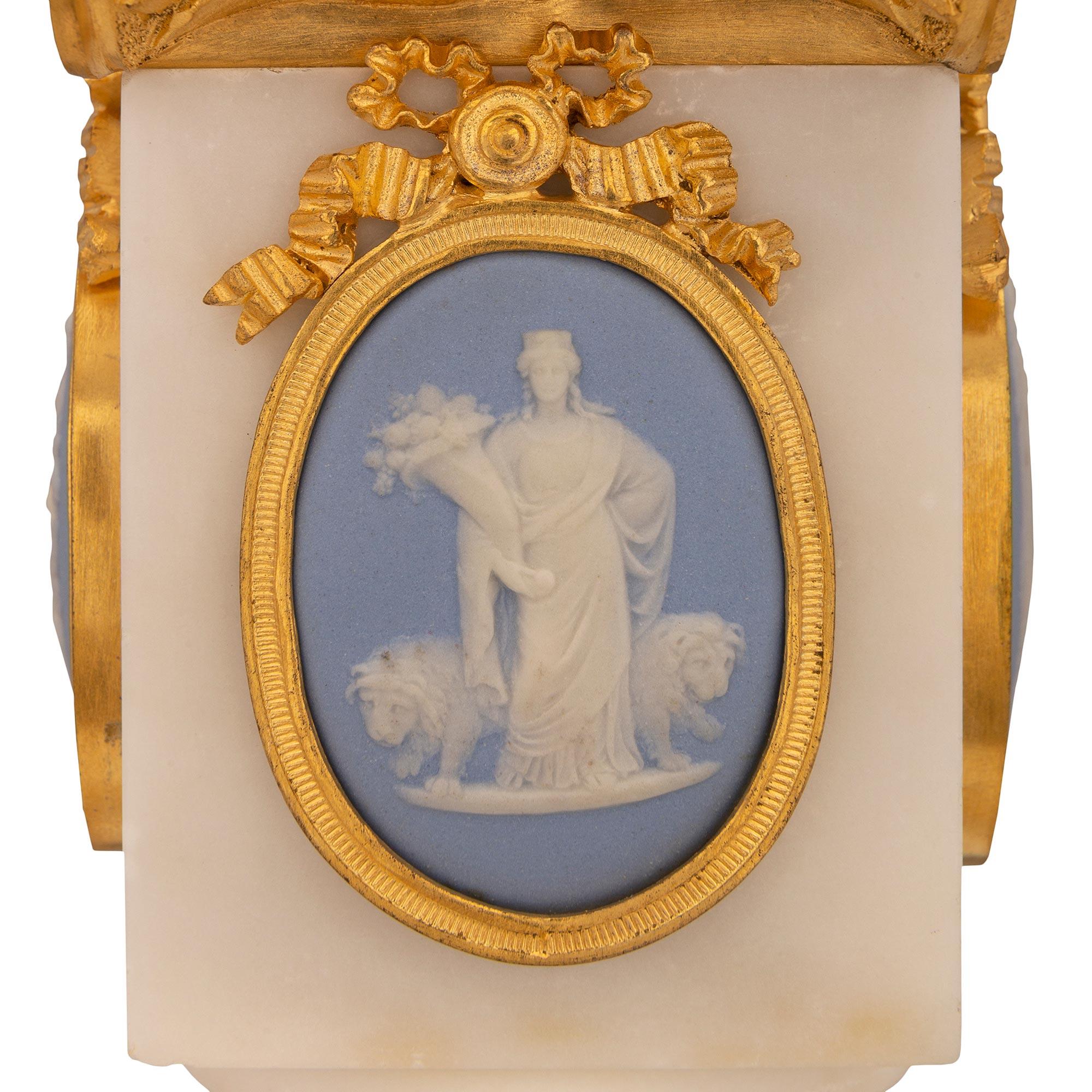 Lampe Louis XVI du XIXe siècle en marbre blanc de Carrare, bronze doré et Wedgwood Bon état - En vente à West Palm Beach, FL