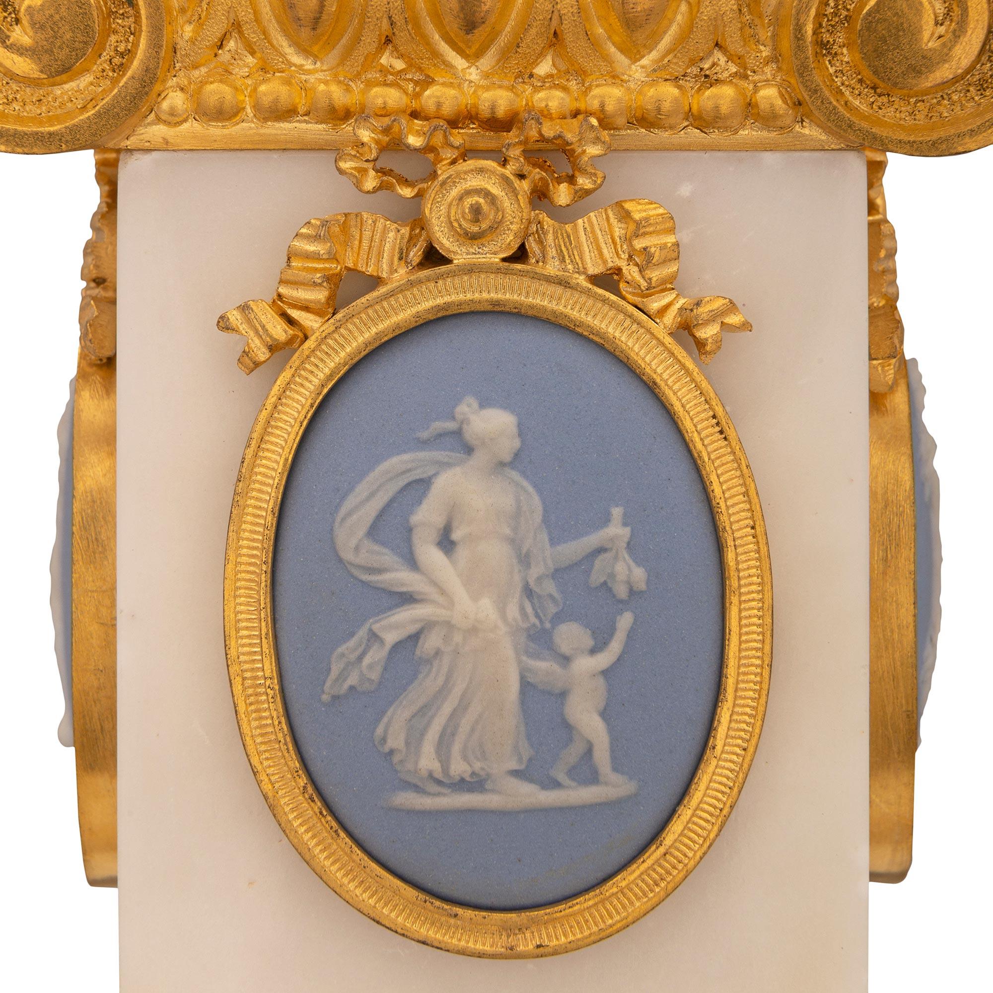 Bronze doré Lampe Louis XVI du XIXe siècle en marbre blanc de Carrare, bronze doré et Wedgwood en vente