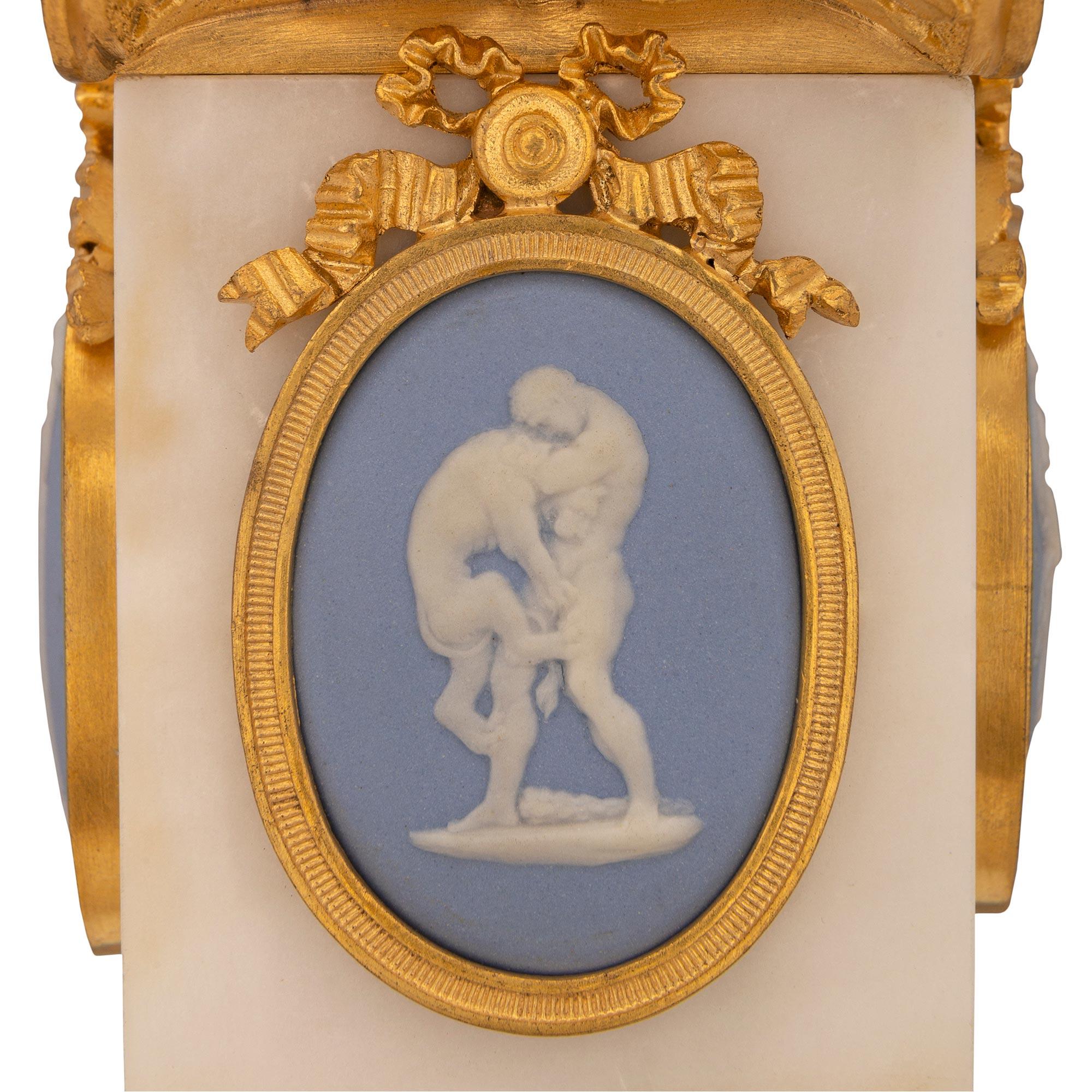 Lampe Louis XVI du XIXe siècle en marbre blanc de Carrare, bronze doré et Wedgwood en vente 1