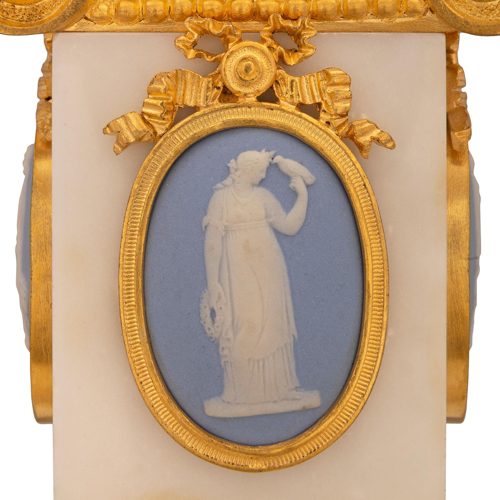 Lampe Louis XVI du XIXe siècle en marbre blanc de Carrare, bronze doré et Wedgwood en vente 2