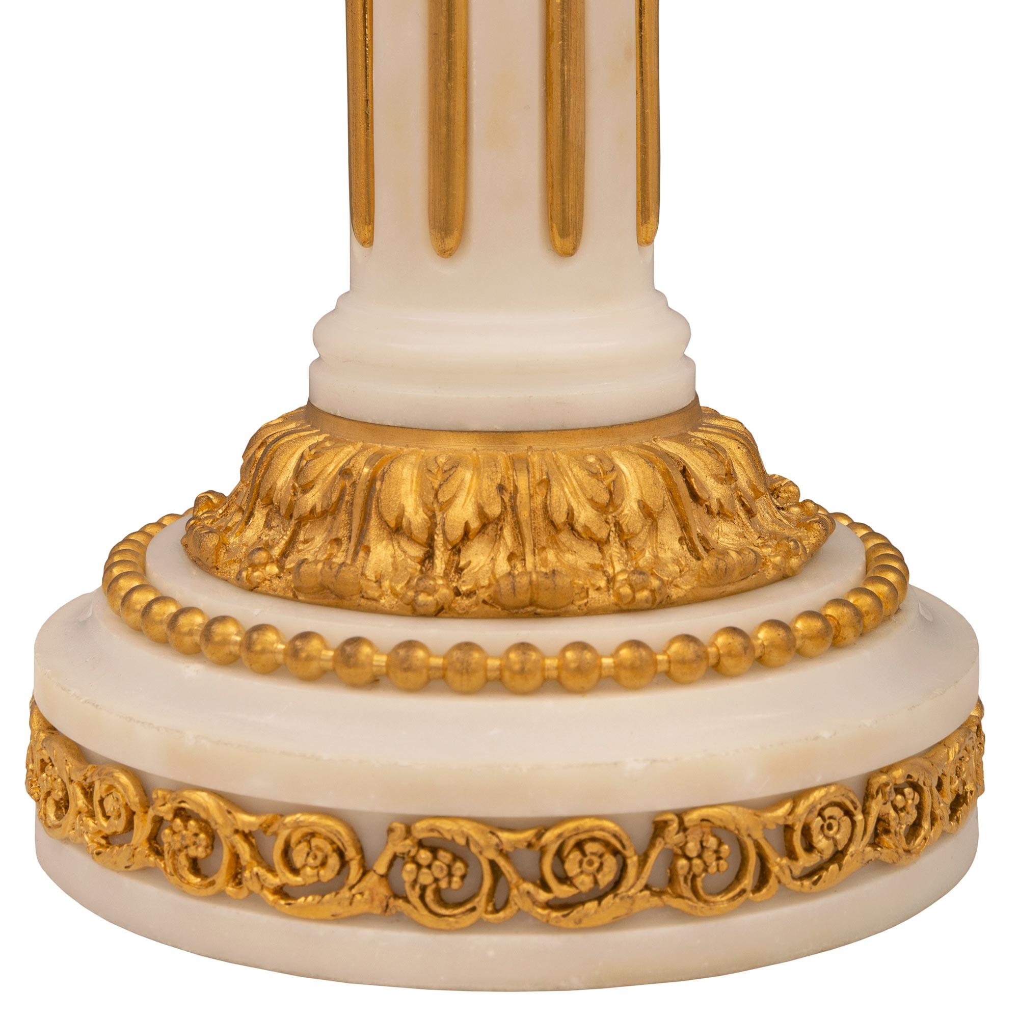 Lampe Louis XVI du XIXe siècle en marbre blanc de Carrare, bronze doré et Wedgwood en vente 4