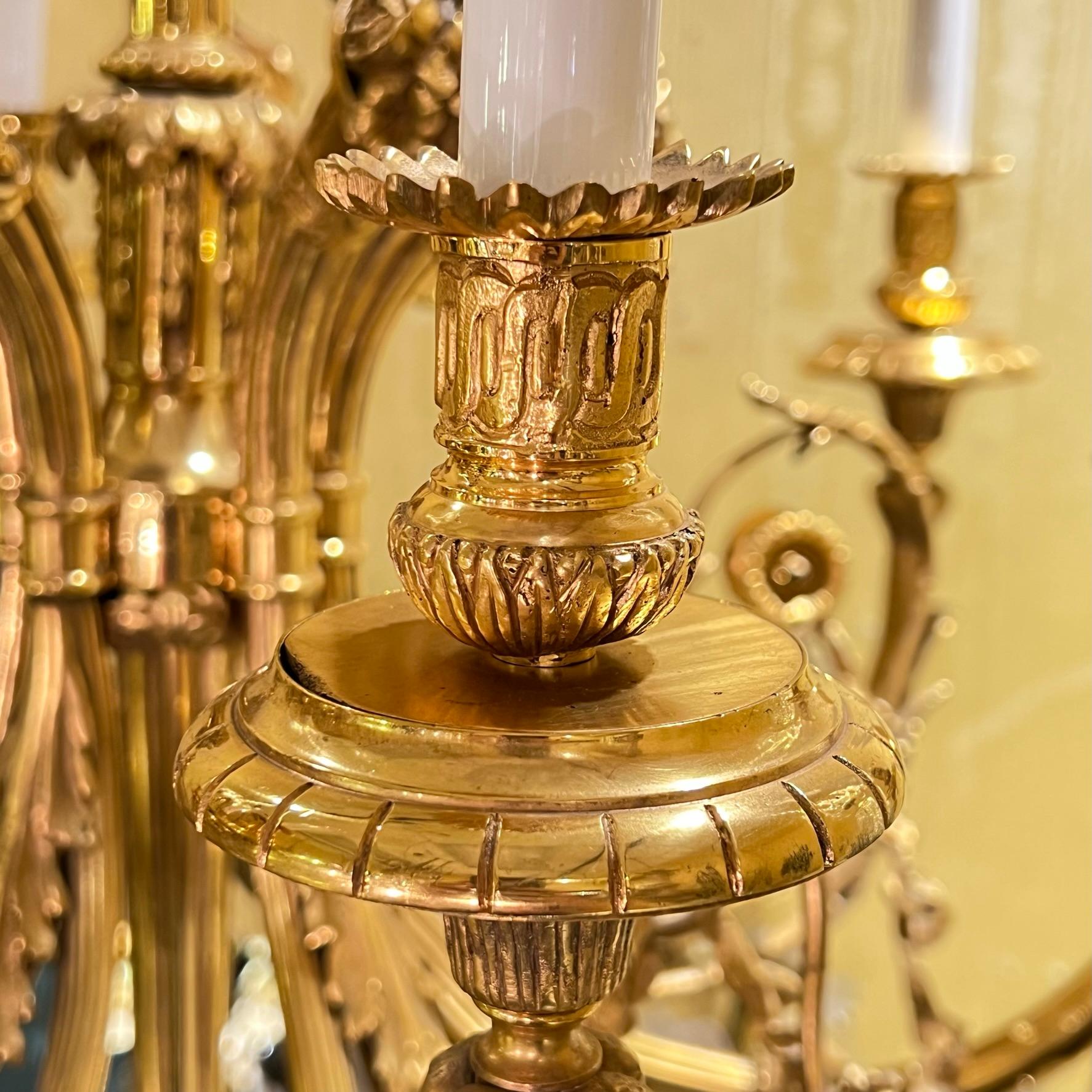 Französisch 19. Jahrhundert Louis XVI Stil 10 Lichter vergoldete Bronze Kronleuchter im Angebot 5