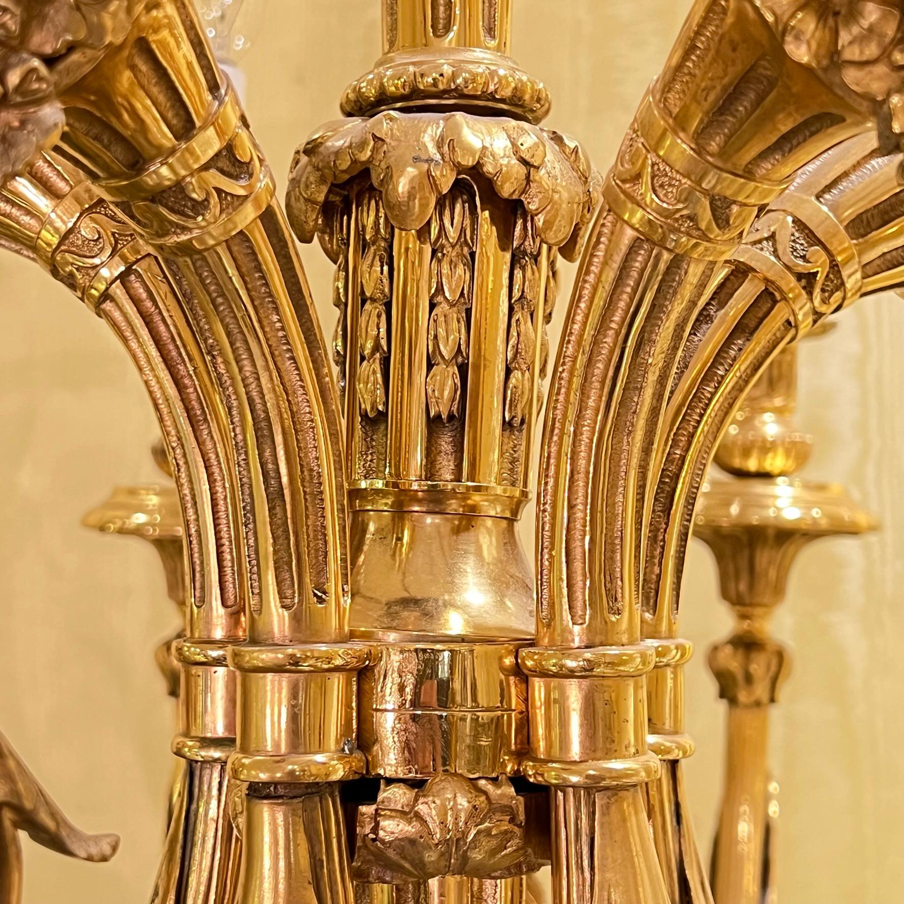 Lustre français du 19ème siècle de style Louis XVI à 10 feux en bronze doré en vente 5