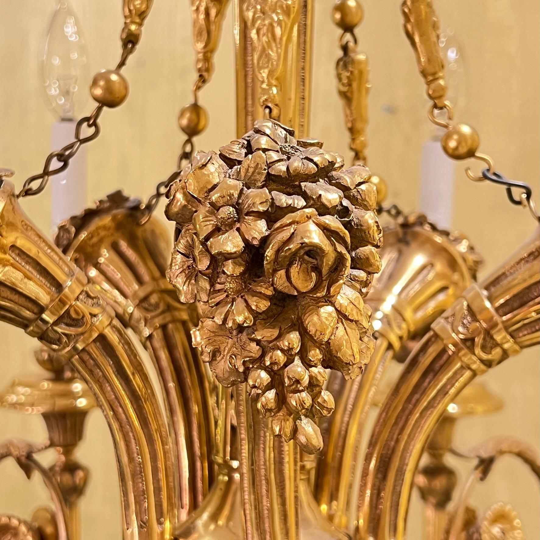 Französisch 19. Jahrhundert Louis XVI Stil 10 Lichter vergoldete Bronze Kronleuchter im Angebot 9