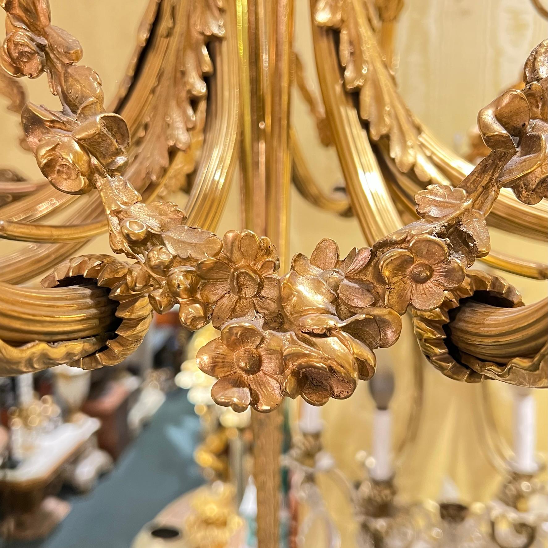 Französisch 19. Jahrhundert Louis XVI Stil 10 Lichter vergoldete Bronze Kronleuchter (Louis XVI.) im Angebot