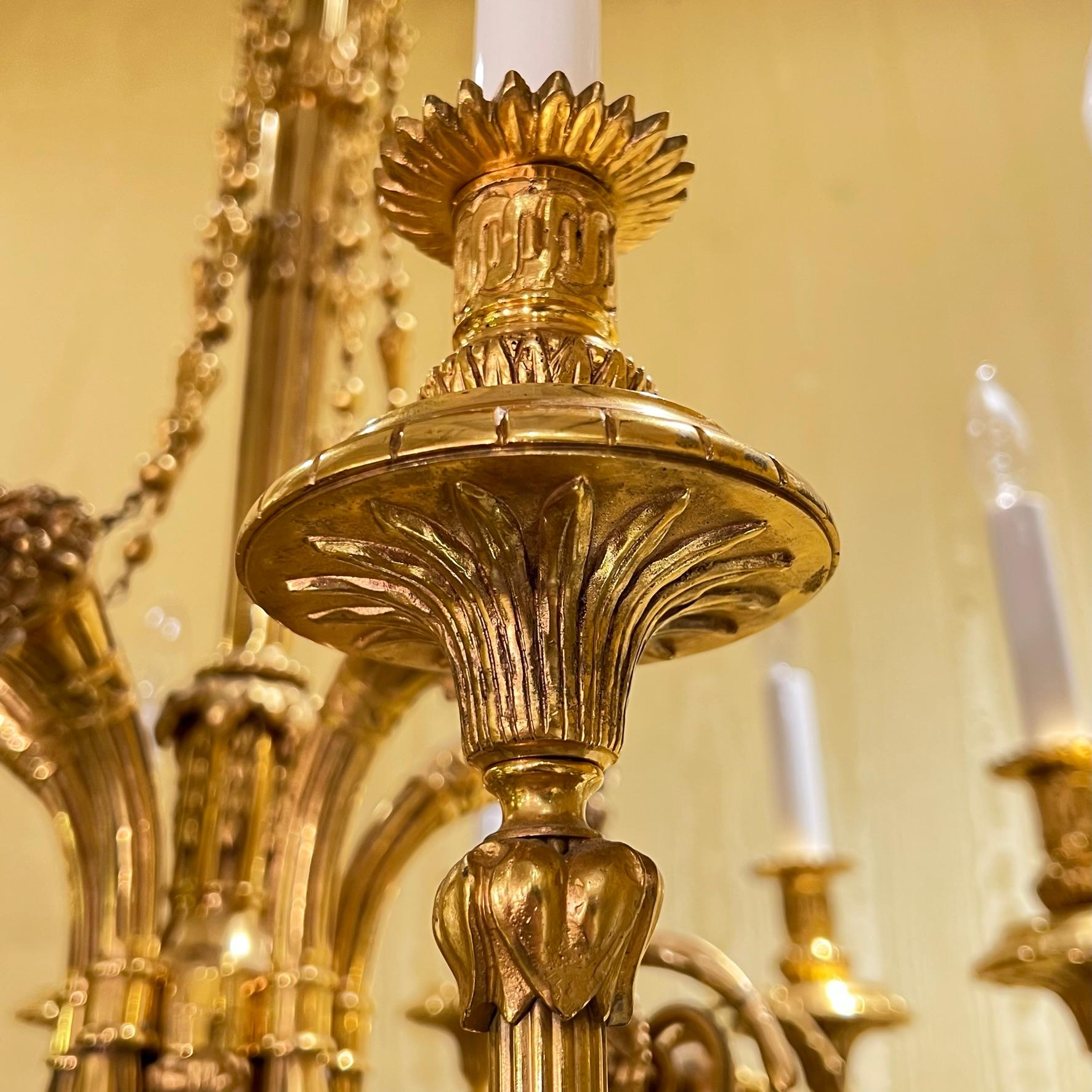 Französisch 19. Jahrhundert Louis XVI Stil 10 Lichter vergoldete Bronze Kronleuchter im Angebot 3