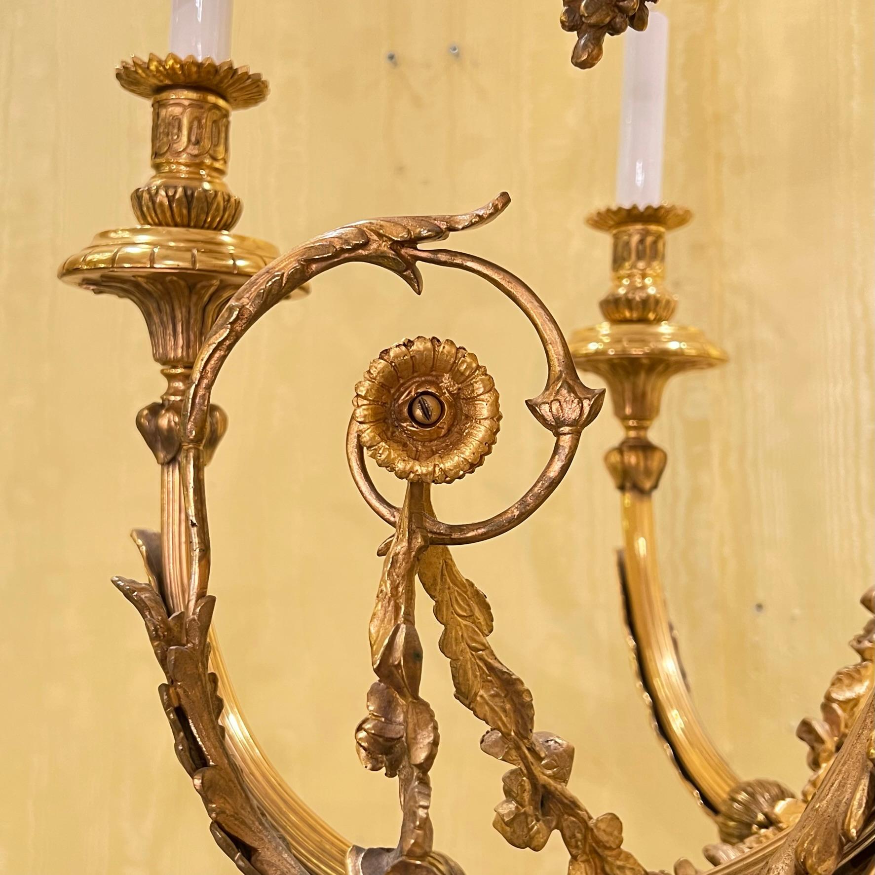 Französisch 19. Jahrhundert Louis XVI Stil 10 Lichter vergoldete Bronze Kronleuchter im Angebot 4