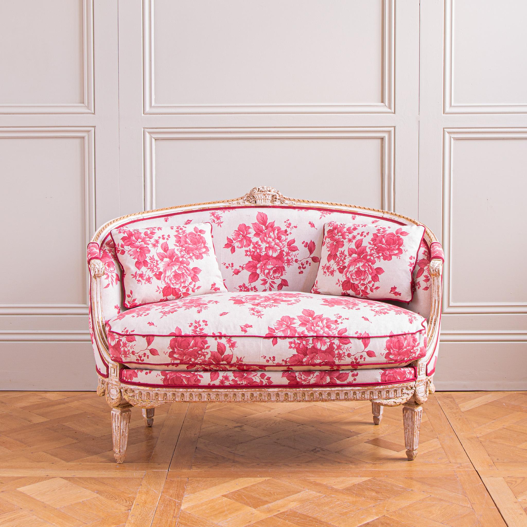 Ein französisches Corbeille-Sofa im Stil Ludwigs XVI. aus dem frühen 19. Dieses zierliche, geschwungene Sofa hat eine großzügige Sitztiefe, die ein bequemes Sitzen ermöglicht. Es hat sehr feine Schnitzereien und schöne Linien, die es aus allen