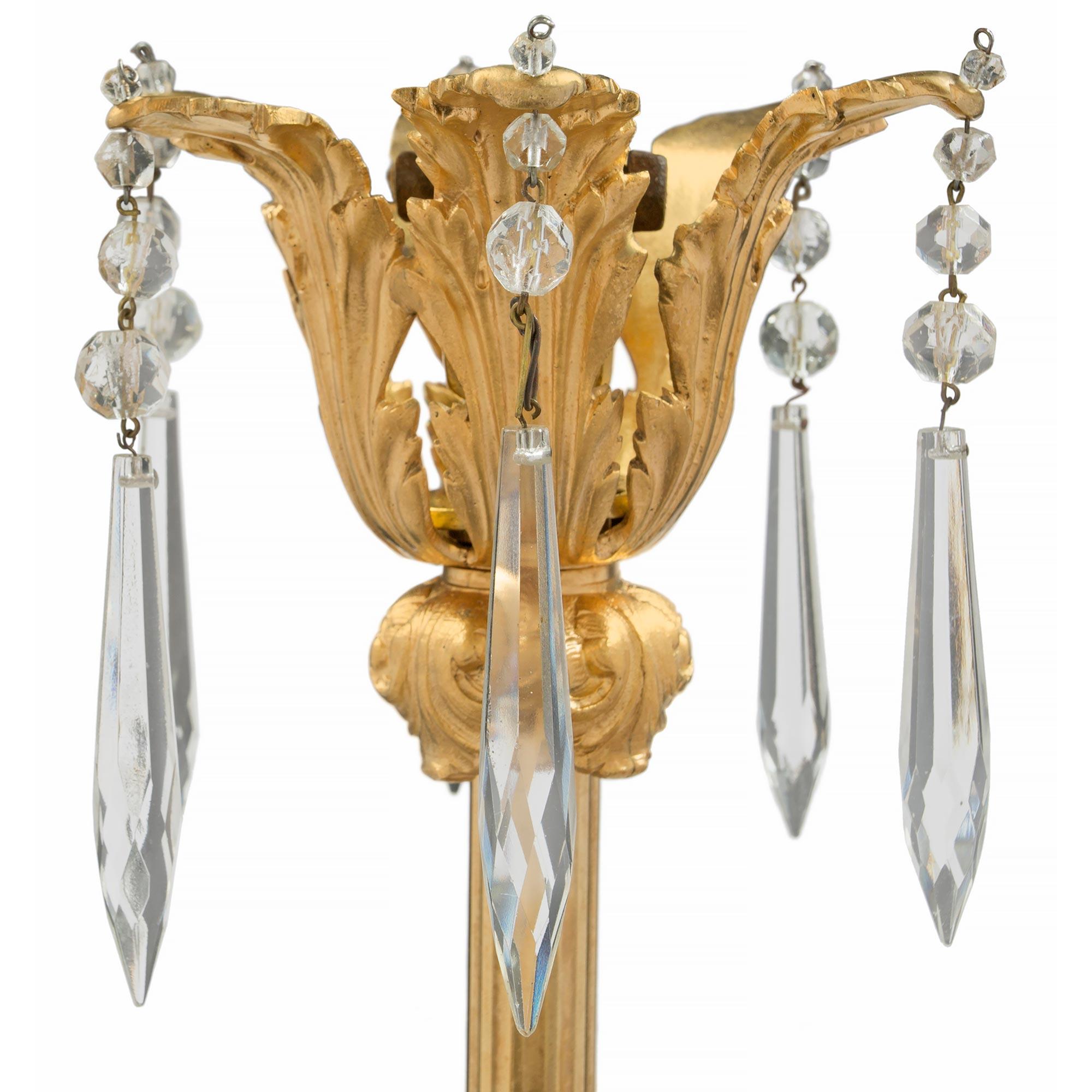 Français Lustre français de style Louis XVI du XIXe siècle en cristal de Baccarat et bronze doré en vente