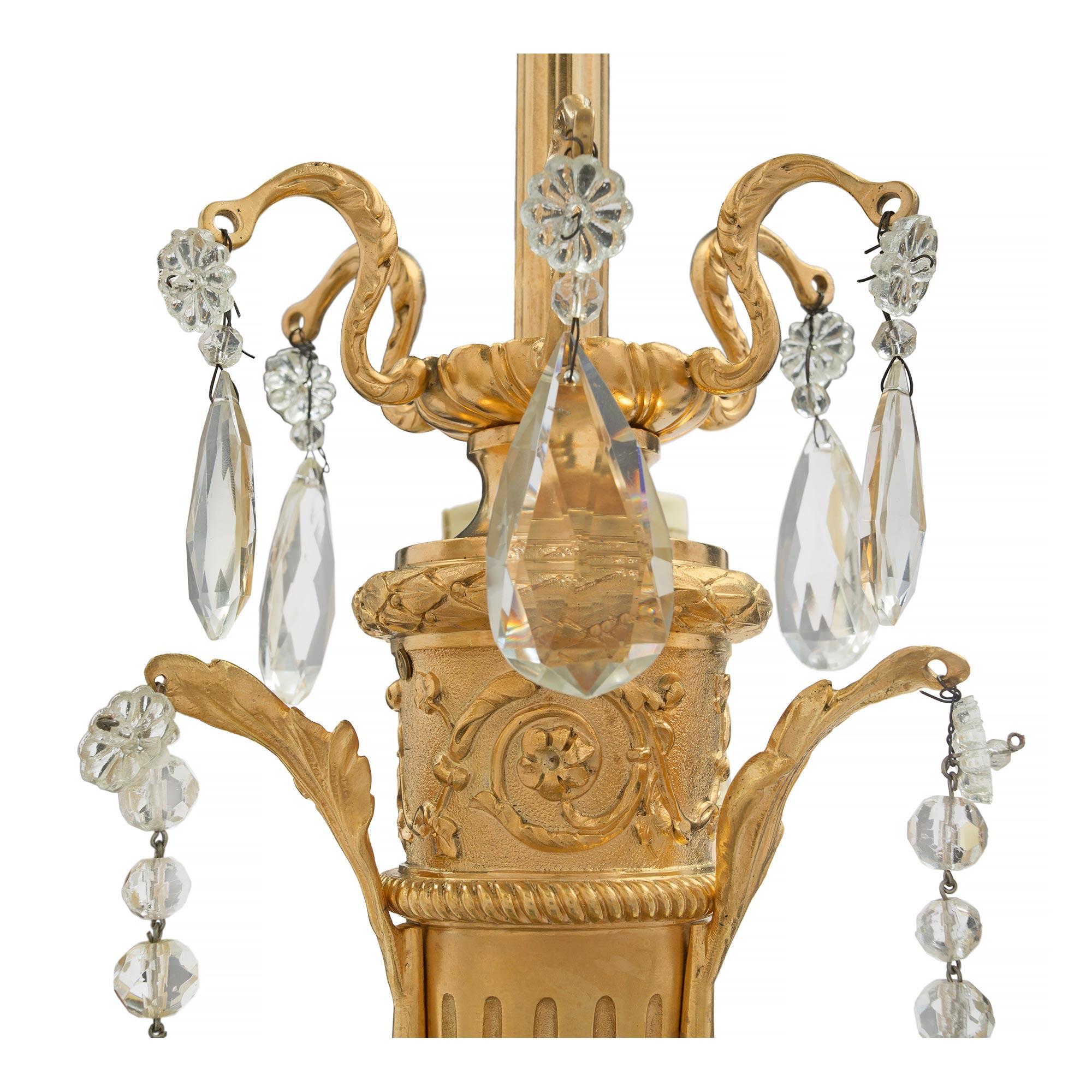 Lustre français de style Louis XVI du XIXe siècle en cristal de Baccarat et bronze doré Bon état - En vente à West Palm Beach, FL