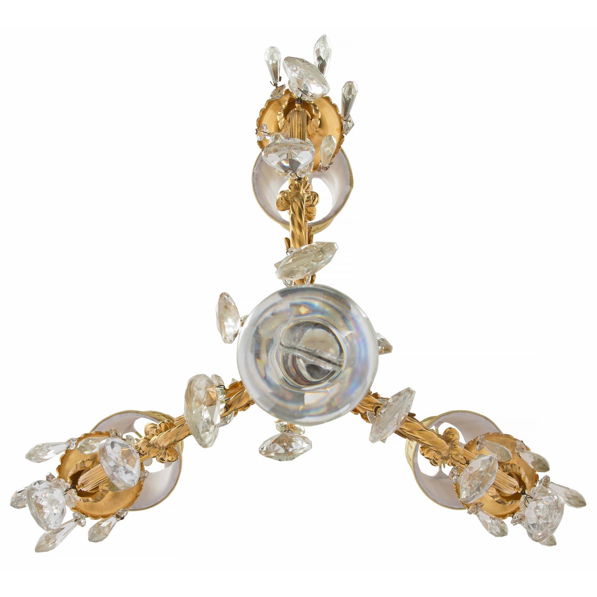 Lustre français de style Louis XVI du XIXe siècle en cristal de Baccarat et bronze doré en vente 4
