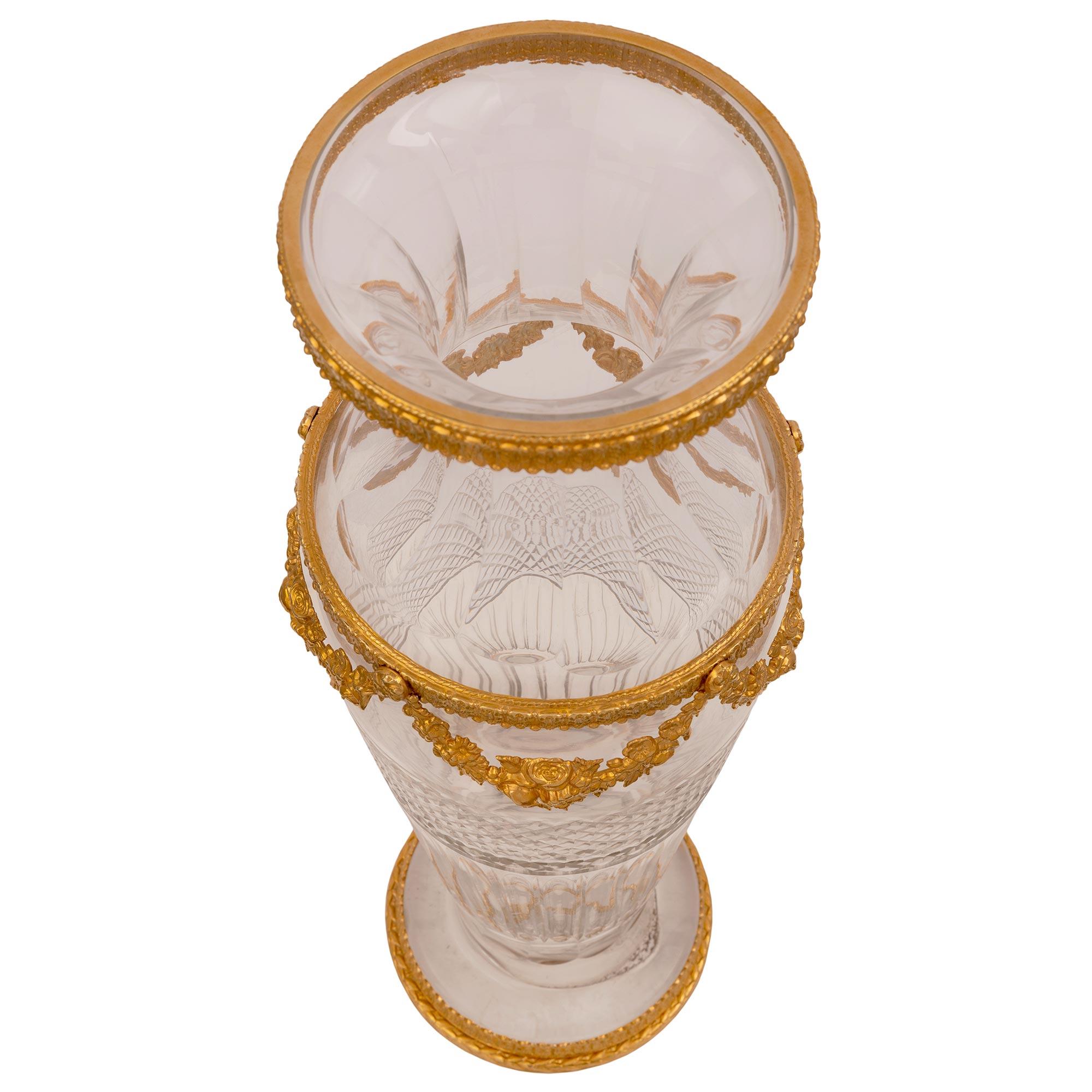 Un eccezionale vaso di grandi dimensioni in cristallo e ormolo Baccarat del XIX secolo. Il vaso è sollevato da un'elegante base circolare in ormolu, con una raffinata fascia di alloro sul fondo e splendidi disegni di foglie d'acanto. Il corpo