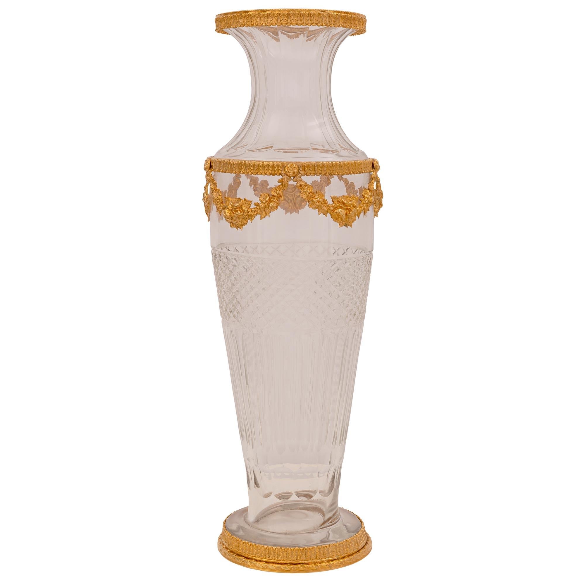 Francese Vaso francese del XIX secolo in stile Luigi XVI di cristallo Baccarat e ormolo in vendita