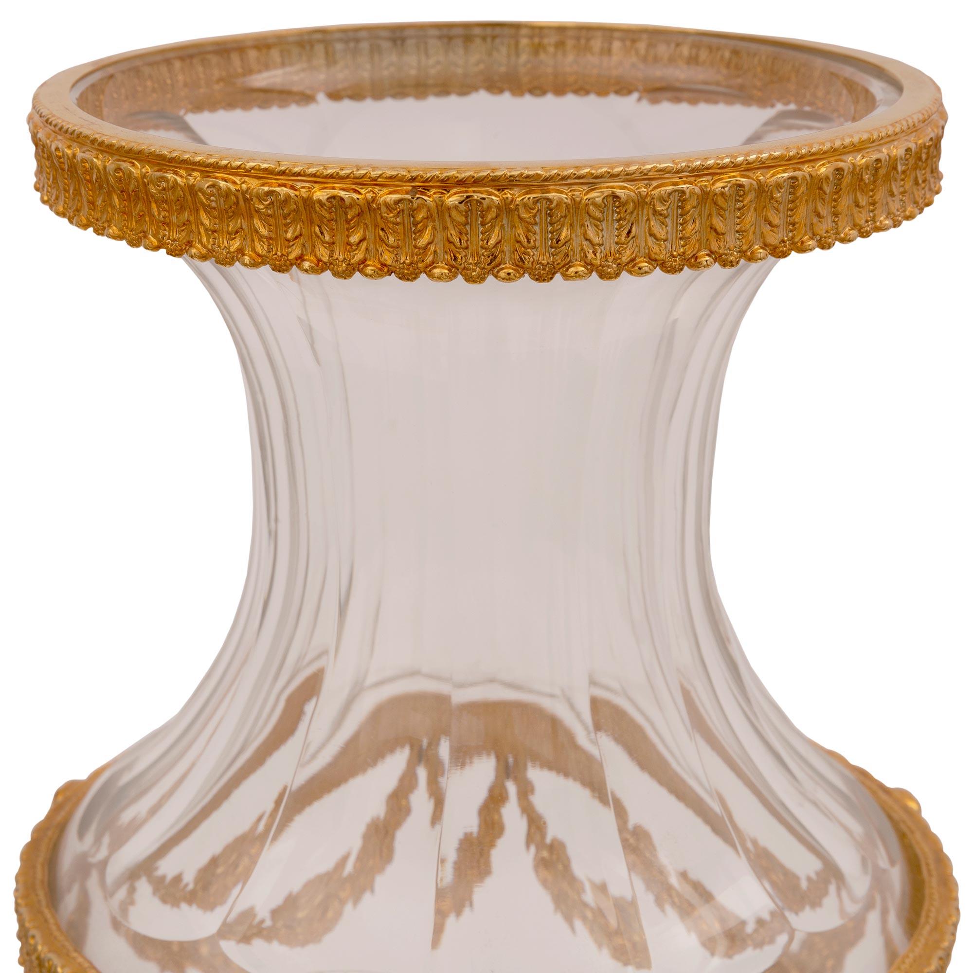 Vaso francese del XIX secolo in stile Luigi XVI di cristallo Baccarat e ormolo In condizioni buone in vendita a West Palm Beach, FL
