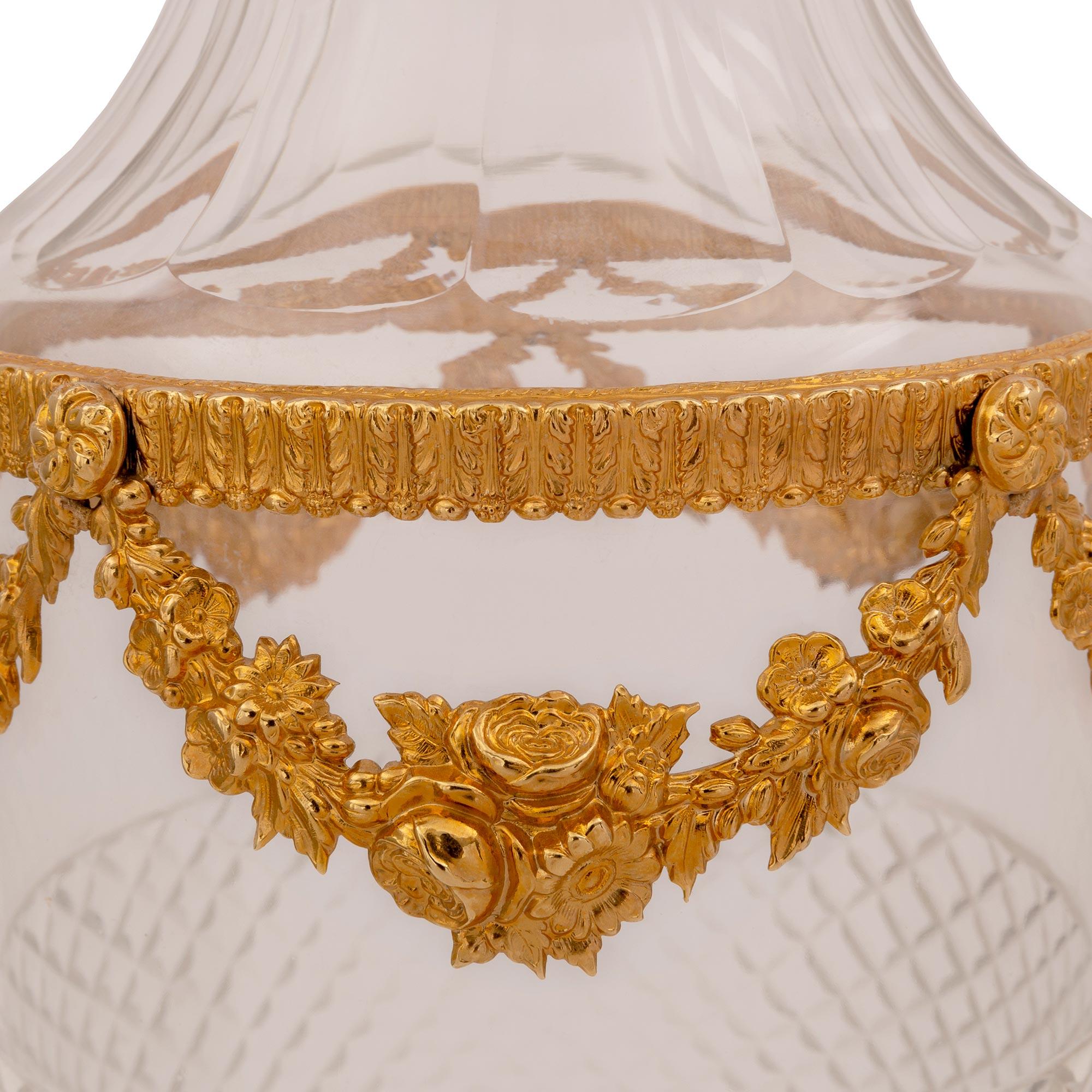 Cristallo Vaso francese del XIX secolo in stile Luigi XVI di cristallo Baccarat e ormolo in vendita