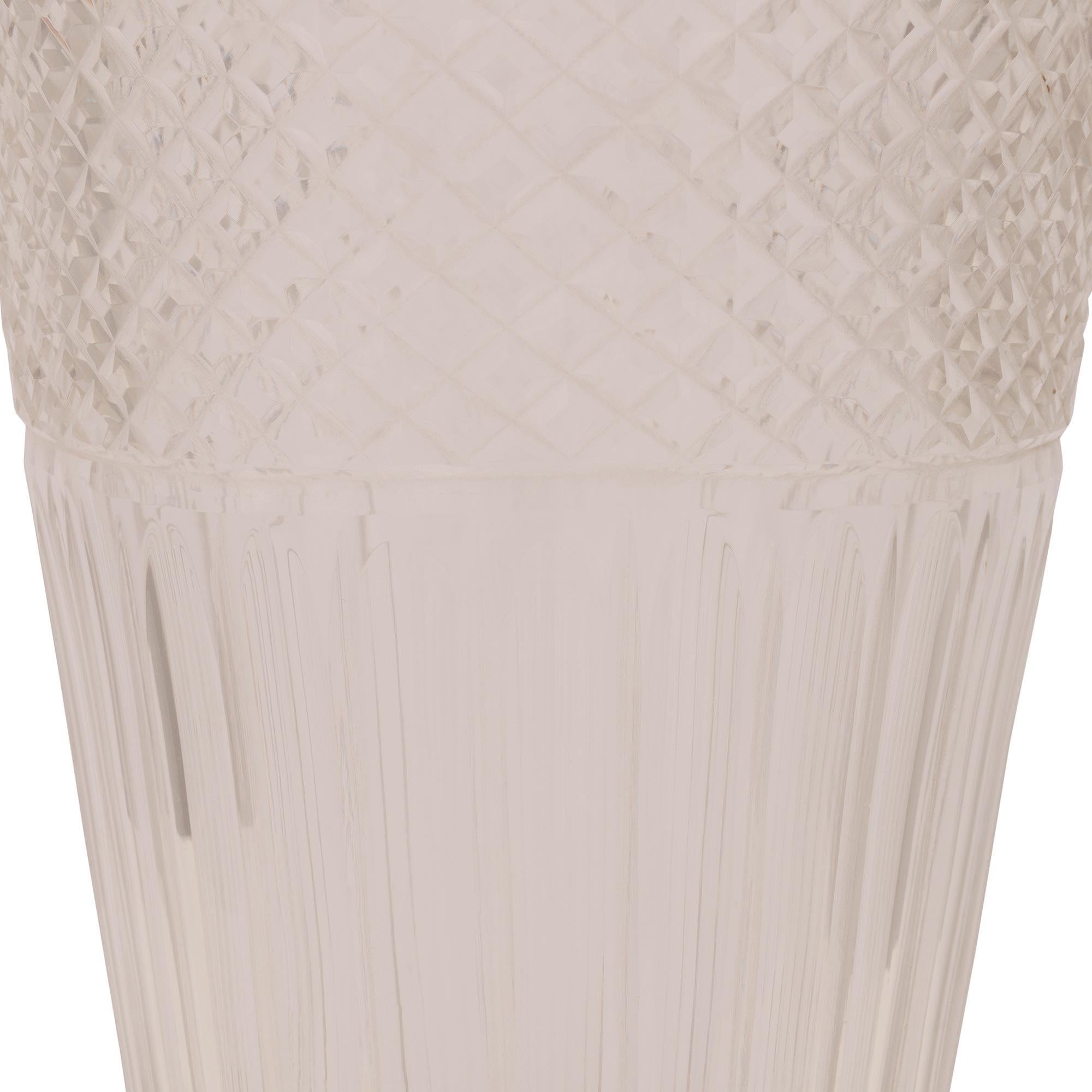 Vaso francese del XIX secolo in stile Luigi XVI di cristallo Baccarat e ormolo in vendita 1