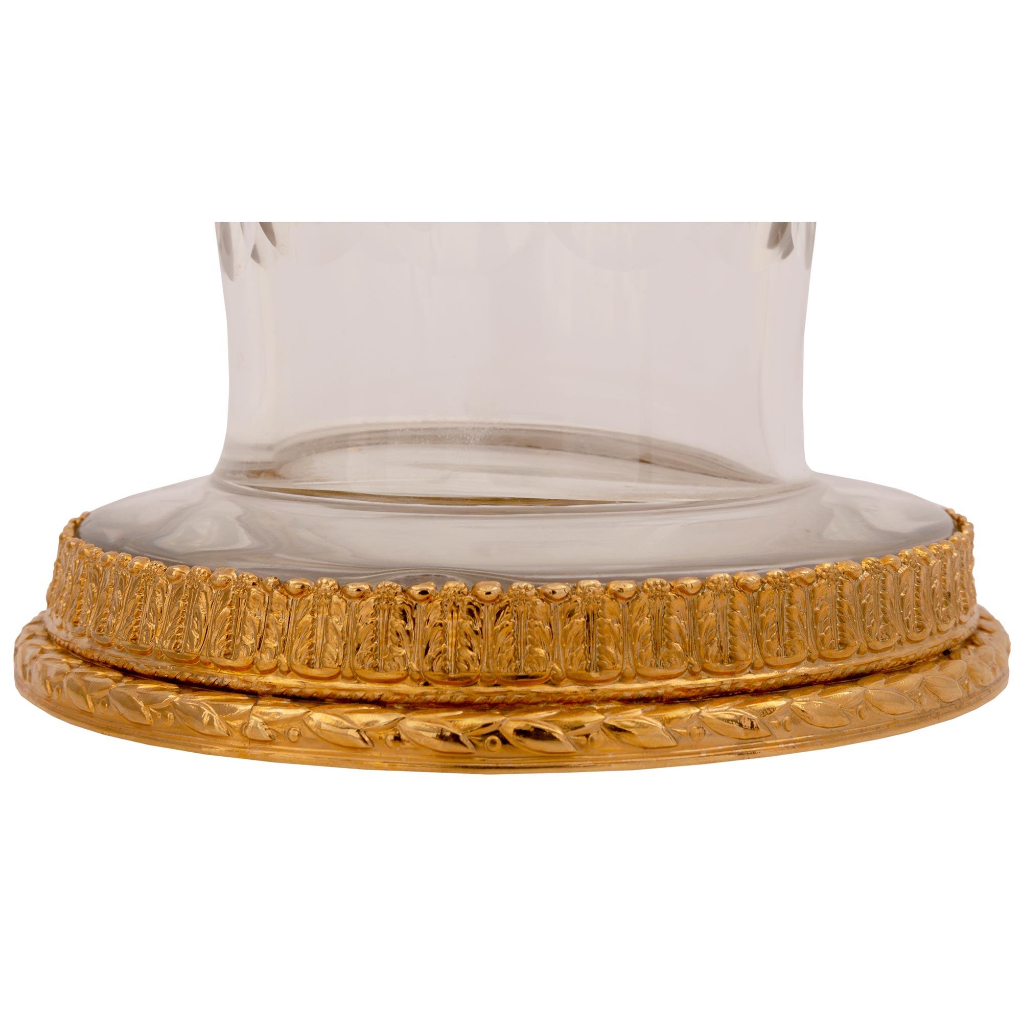 Vaso francese del XIX secolo in stile Luigi XVI di cristallo Baccarat e ormolo in vendita 2