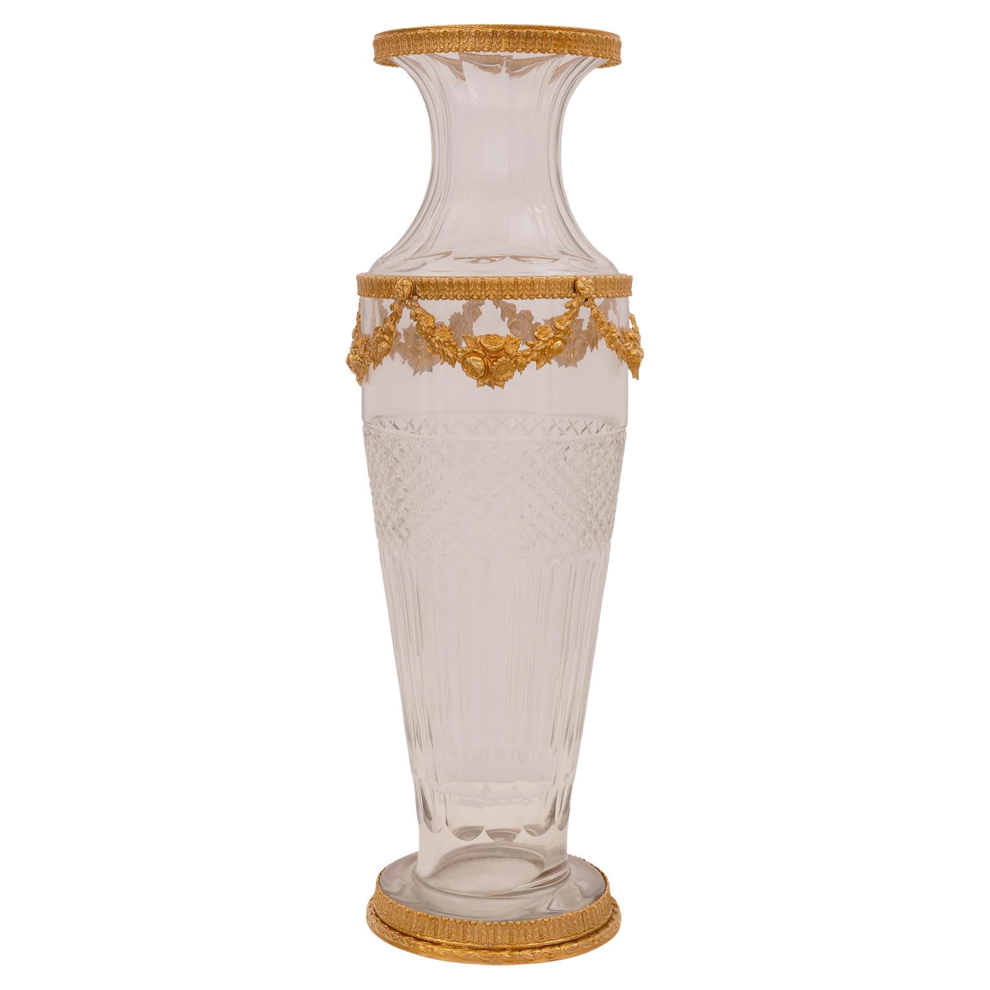 Vase français de style Louis XVI du XIXe siècle en cristal de Baccarat et bronze doré