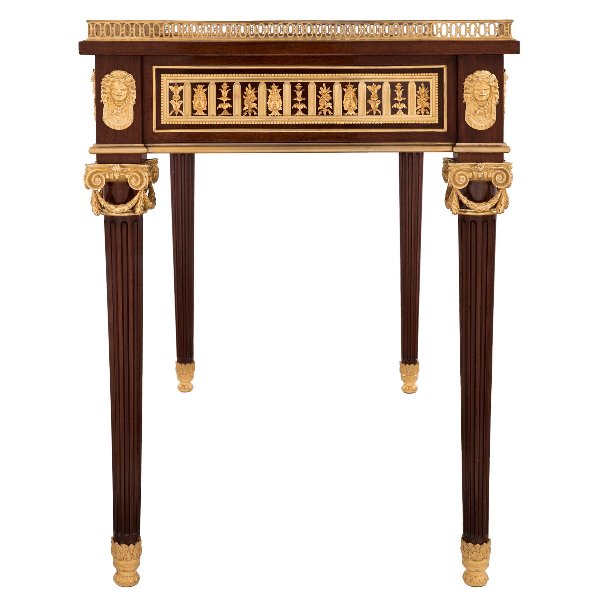 Schreibtisch im Louis-XVI.-Stil der Belle Époque des 19. Jahrhunderts (Leder) im Angebot