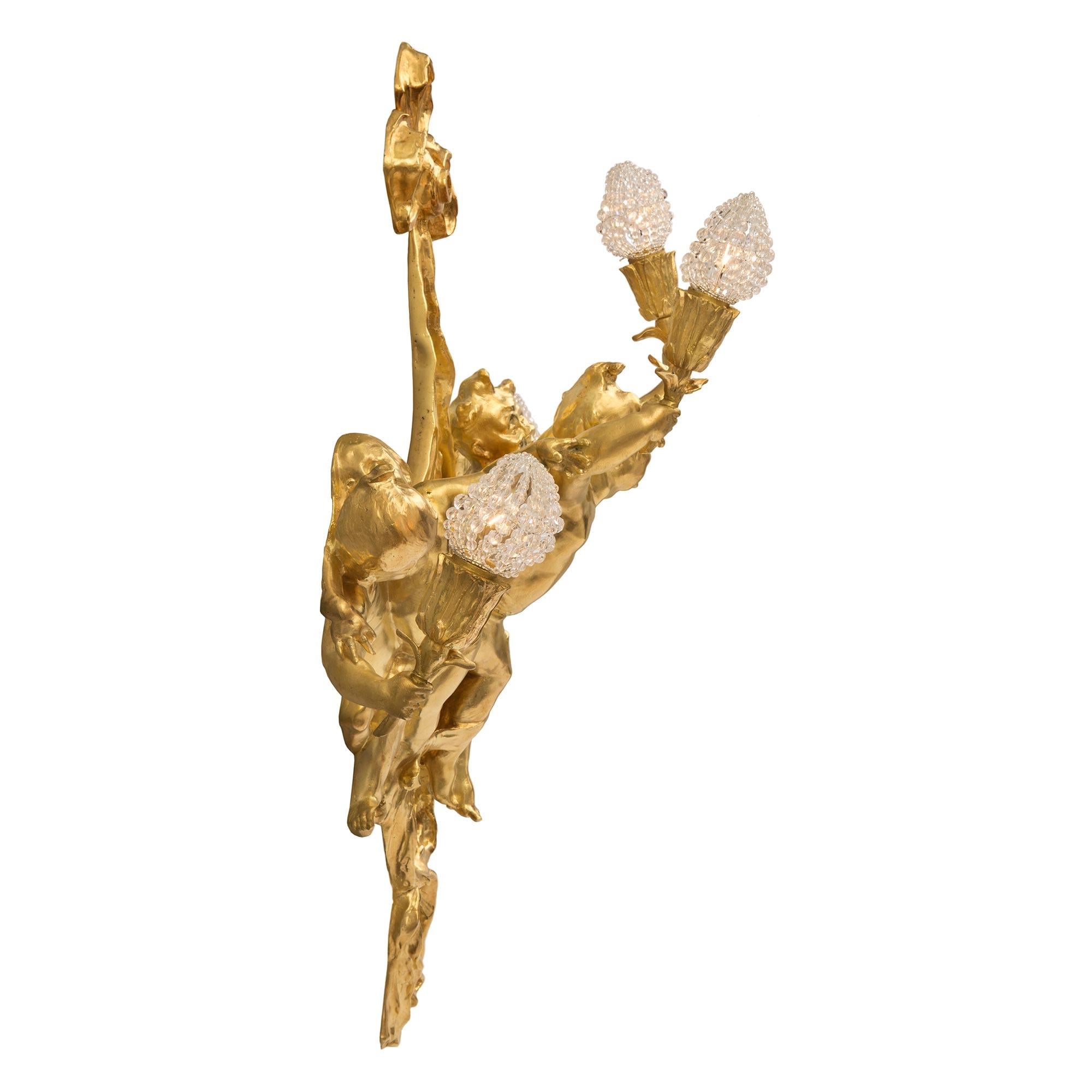 Français Applique française du 19ème siècle de style Louis XVI à quatre bras en bronze doré de la période Belle Époque en vente