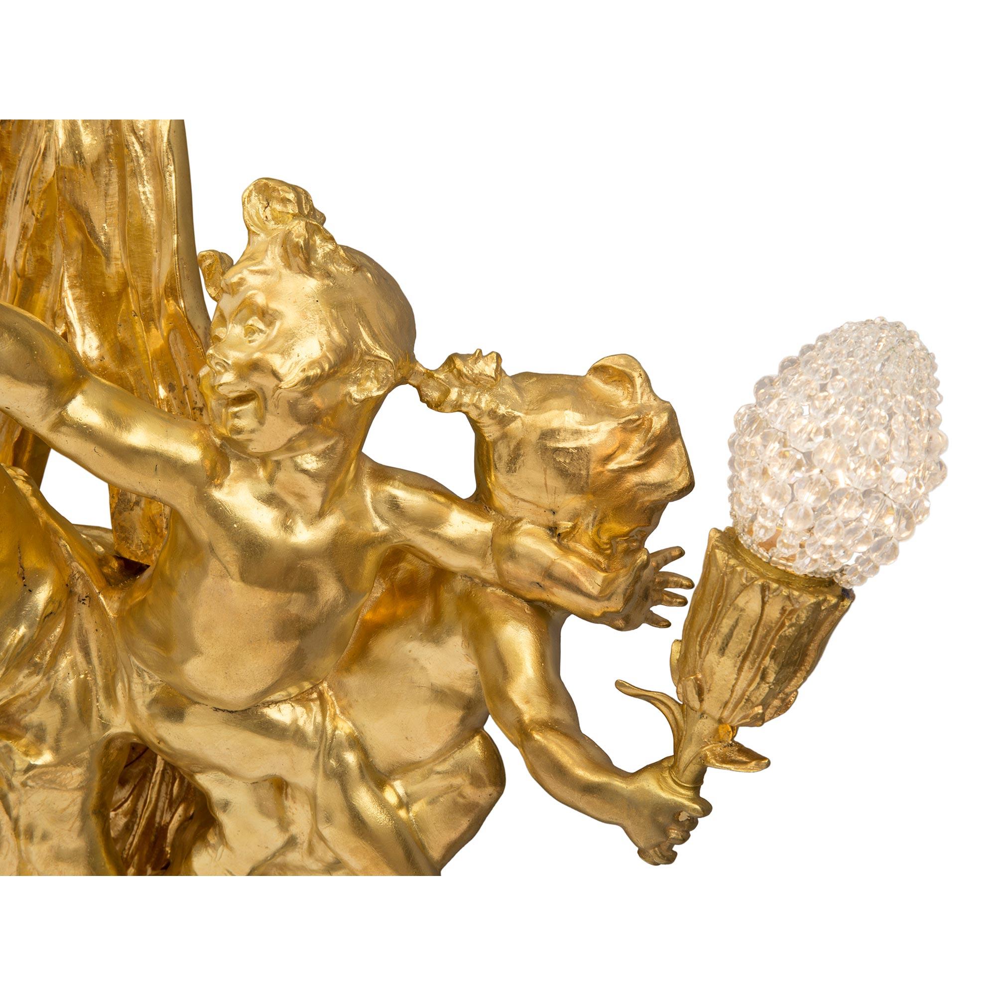Bronze doré Applique française du 19ème siècle de style Louis XVI à quatre bras en bronze doré de la période Belle Époque en vente