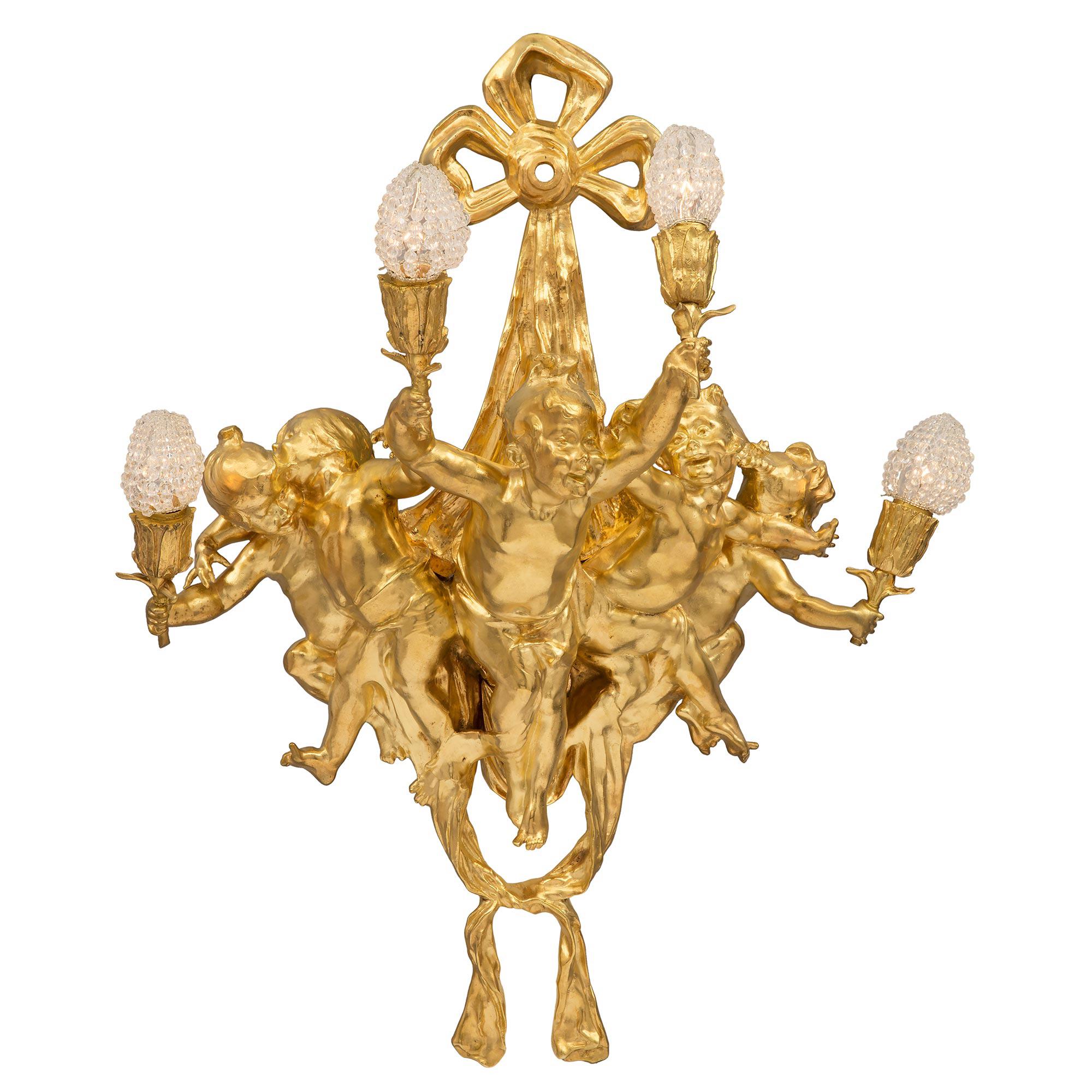 Applique française du 19ème siècle de style Louis XVI à quatre bras en bronze doré de la période Belle Époque