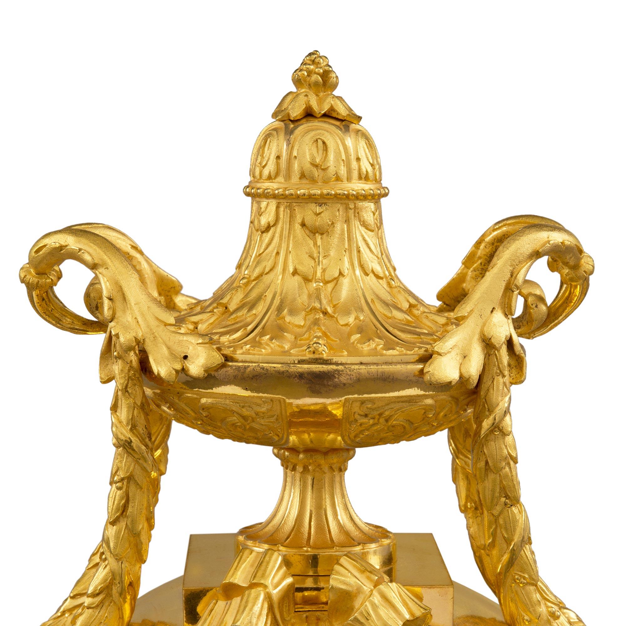 XIXe siècle Horloge française du 19ème siècle en bronze doré de style Louis XVI de la période Belle Époque en vente