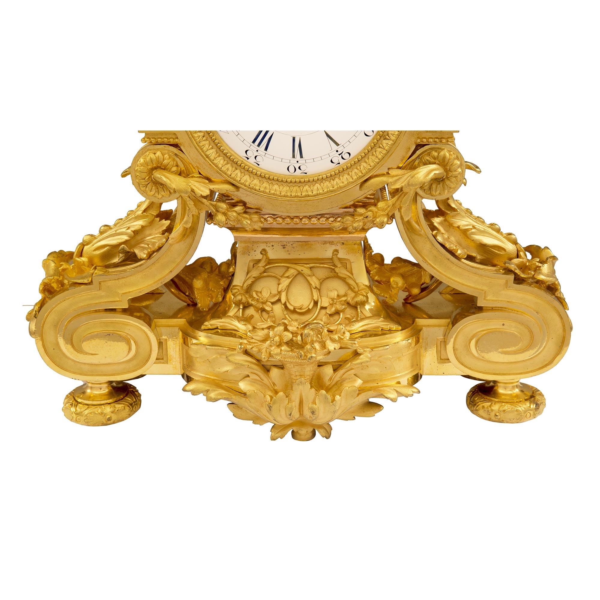 Horloge française du 19ème siècle en bronze doré de style Louis XVI de la période Belle Époque en vente 1
