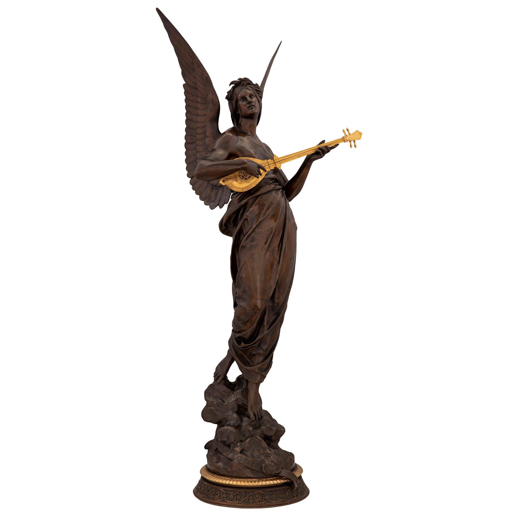 Statue de Mélodie en bronze patiné et bronze doré de très grande qualité, signée E. Picault, datant du XIXe siècle et de l'époque Louis XVI. La statue est surélevée par une base circulaire mouchetée des plus décoratives, dotée d'une exceptionnelle