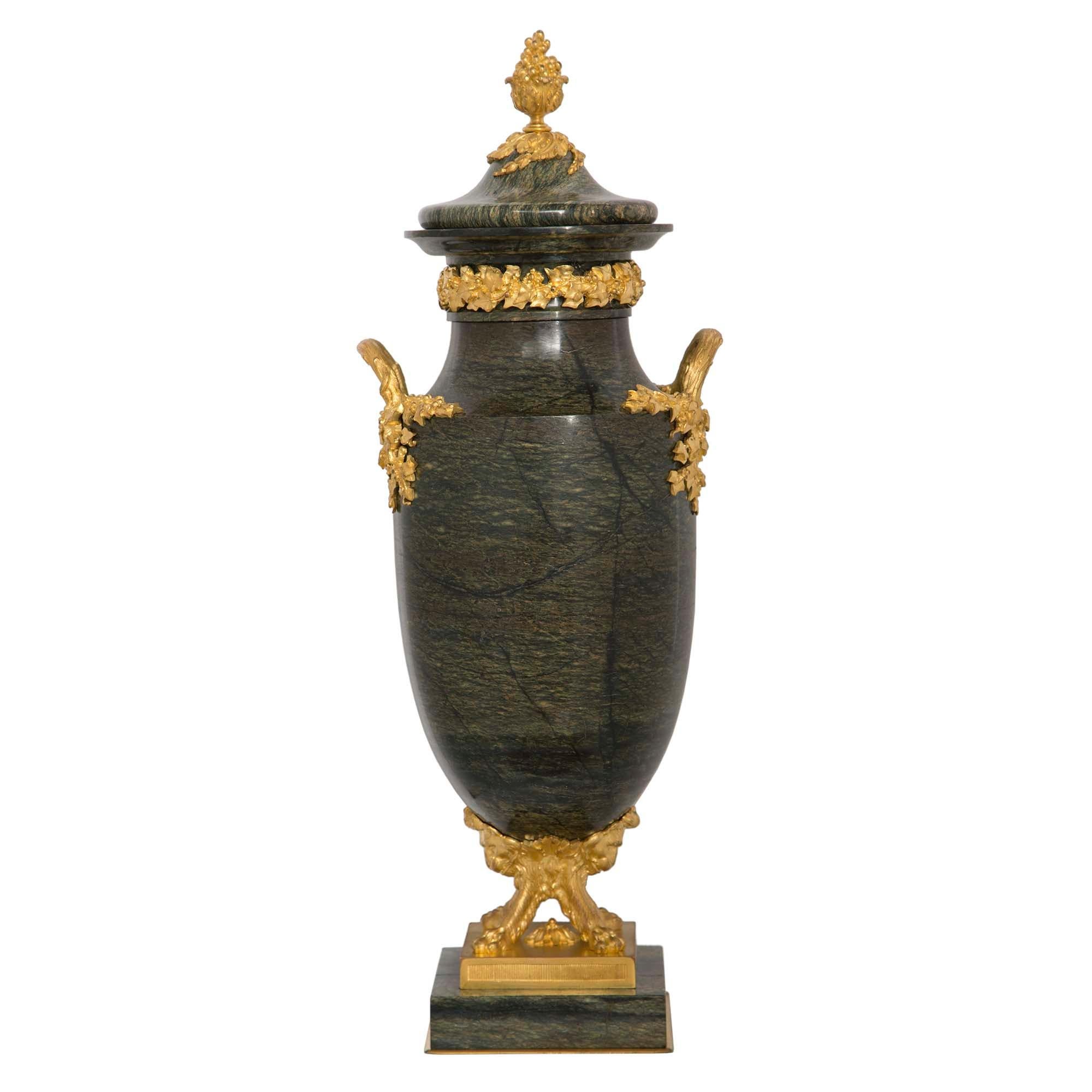 Français Urnes françaises du 19ème siècle de style Louis XVI en Breche Verte d'Égypte et bronze doré en vente