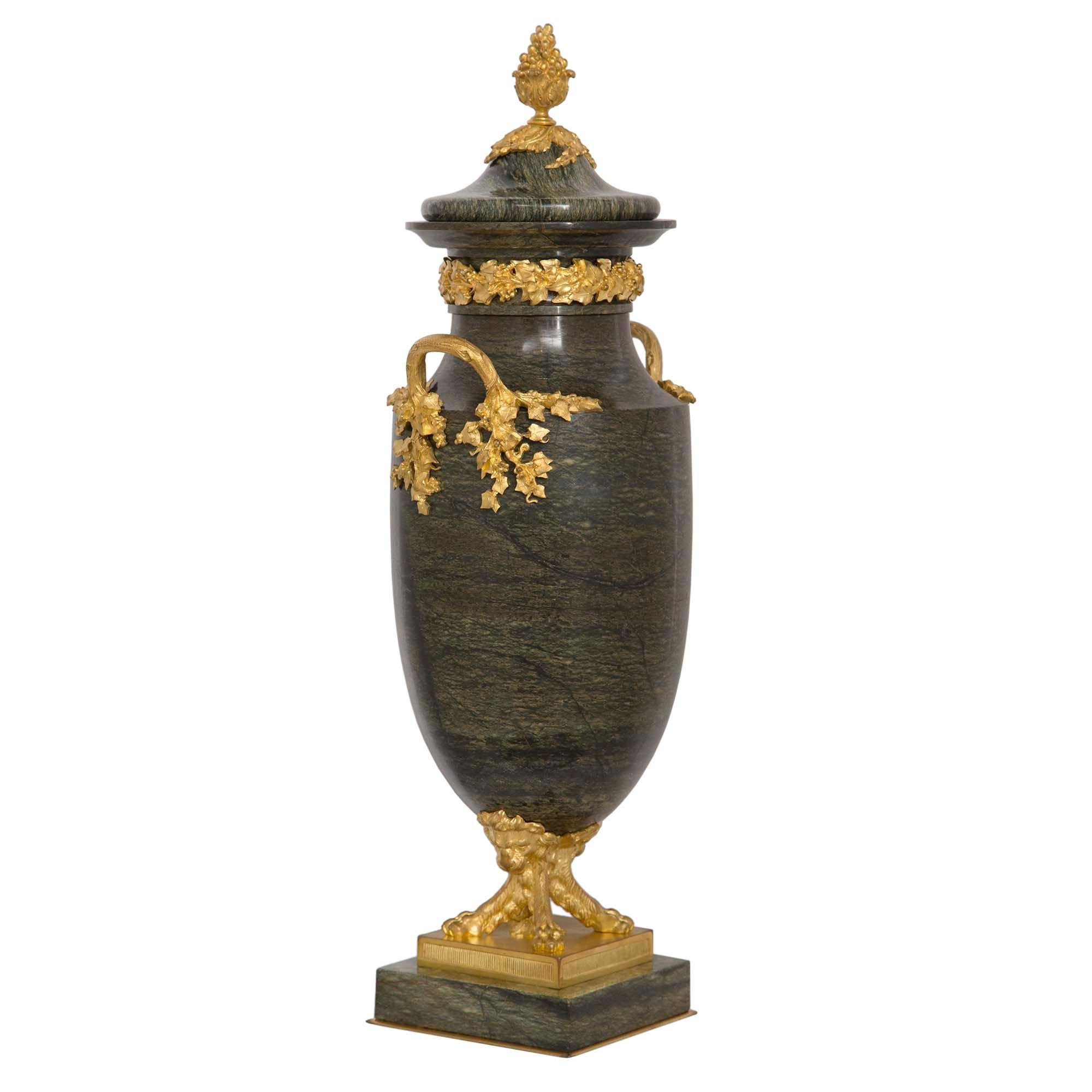 Urnes françaises du 19ème siècle de style Louis XVI en Breche Verte d'Égypte et bronze doré Bon état - En vente à West Palm Beach, FL