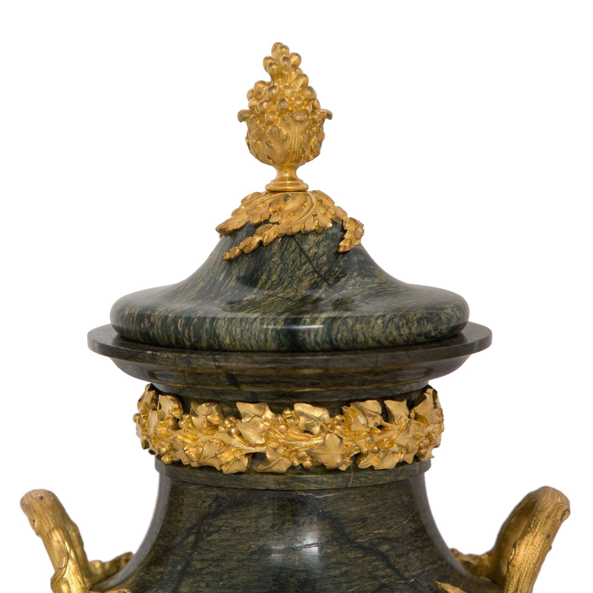 XIXe siècle Urnes françaises du 19ème siècle de style Louis XVI en Breche Verte d'Égypte et bronze doré en vente