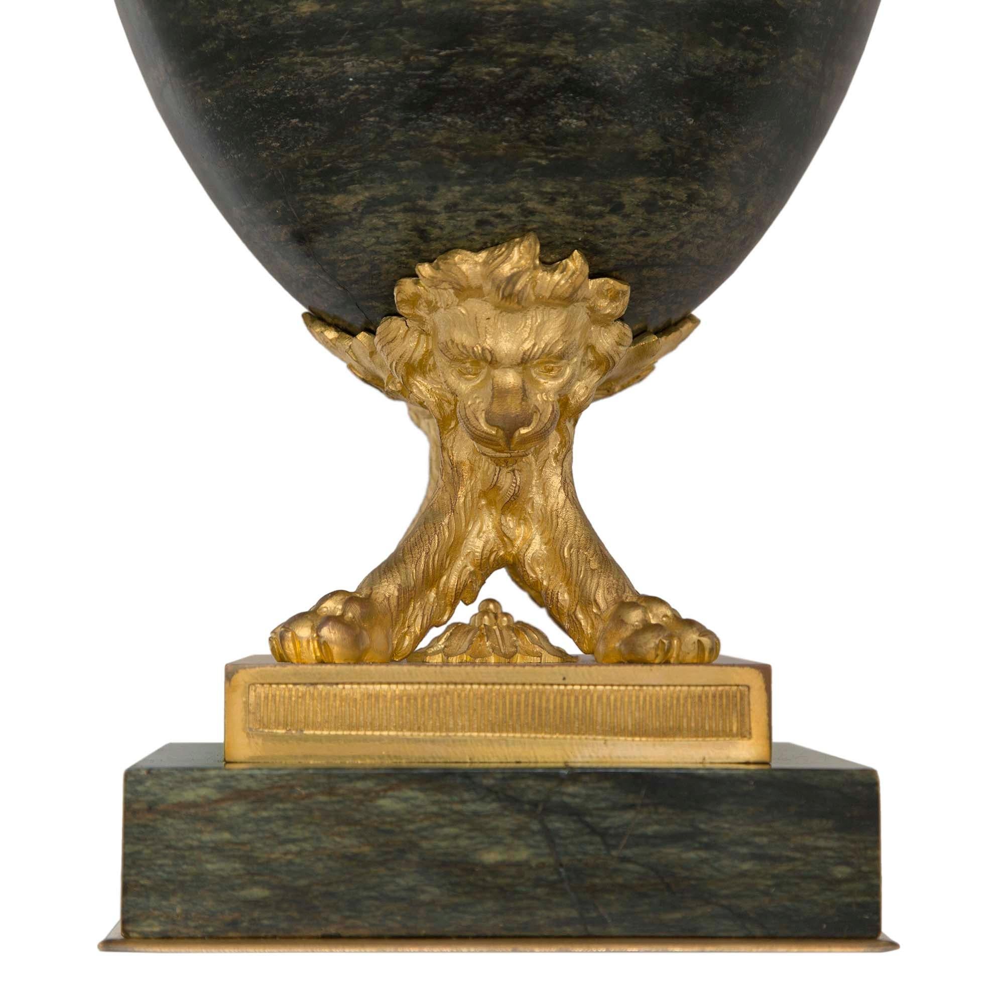 Breche Verte d'Egypte- und Goldbronze-Urnen im Louis-XVI.-Stil des 19. Jahrhunderts im Angebot 2