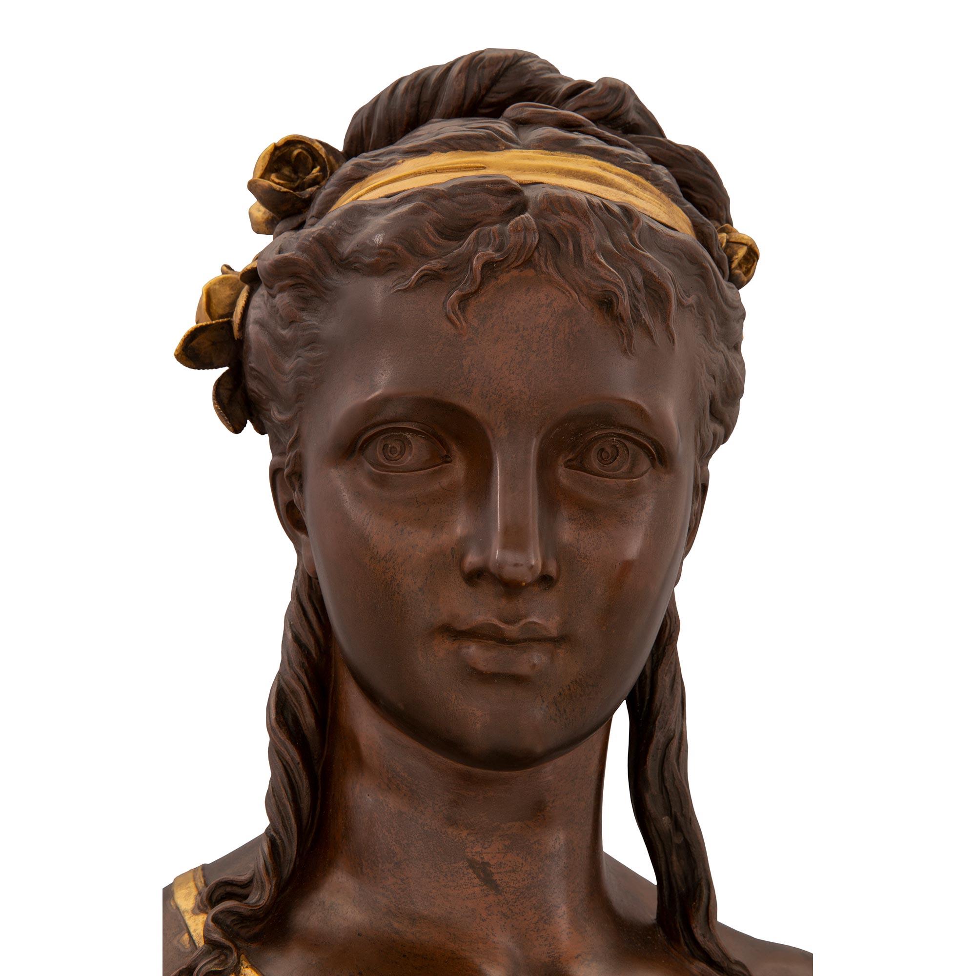 Französische Bronze- und Goldbronze-Büste im Louis-XVI-Stil des 19. Jahrhunderts, signiert H. Dumaice, Frankreich im Zustand „Gut“ im Angebot in West Palm Beach, FL