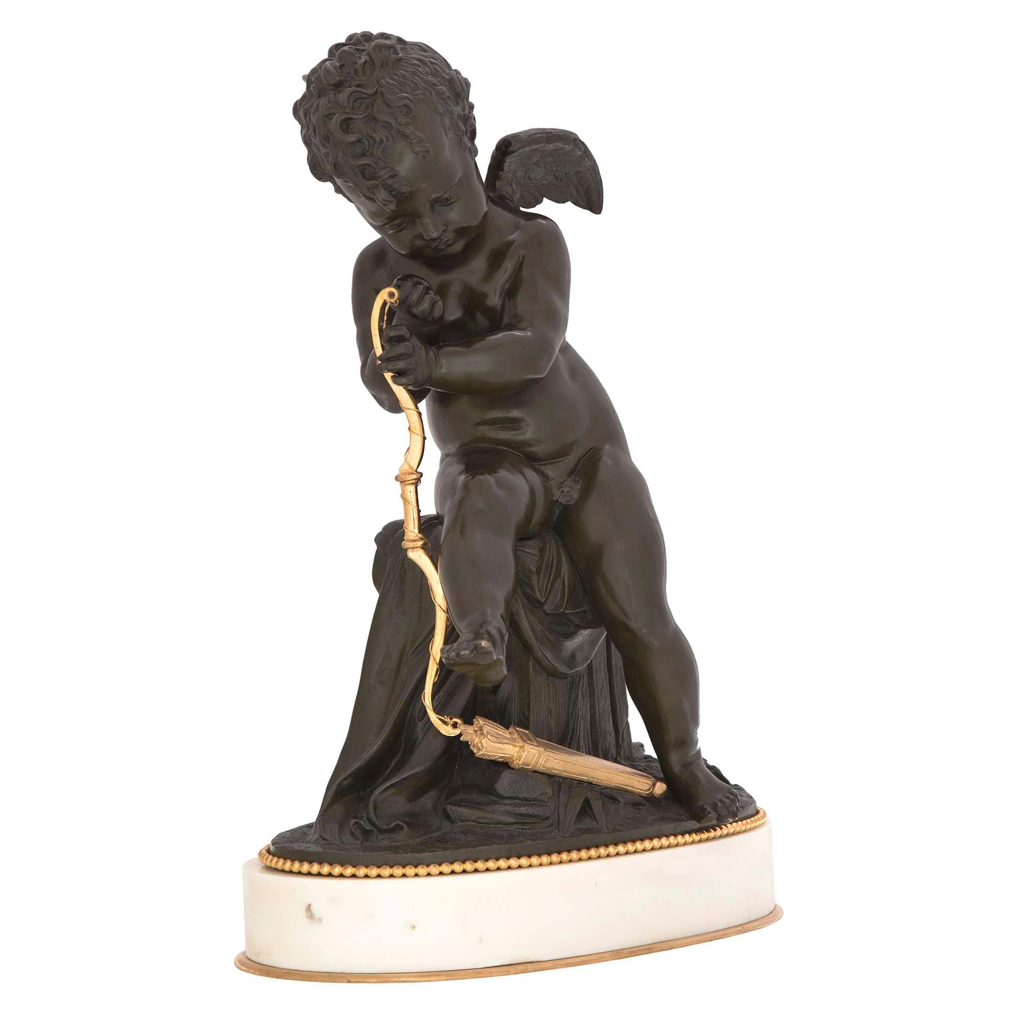 Statue de grande qualité et très charmante, de style Louis XVI, datant du XIXe siècle, en bronze patiné, bronze doré et marbre blanc de Carrare, signée Lemire. La statue est surélevée par un socle ovale en marbre blanc de Carrare avec un filet