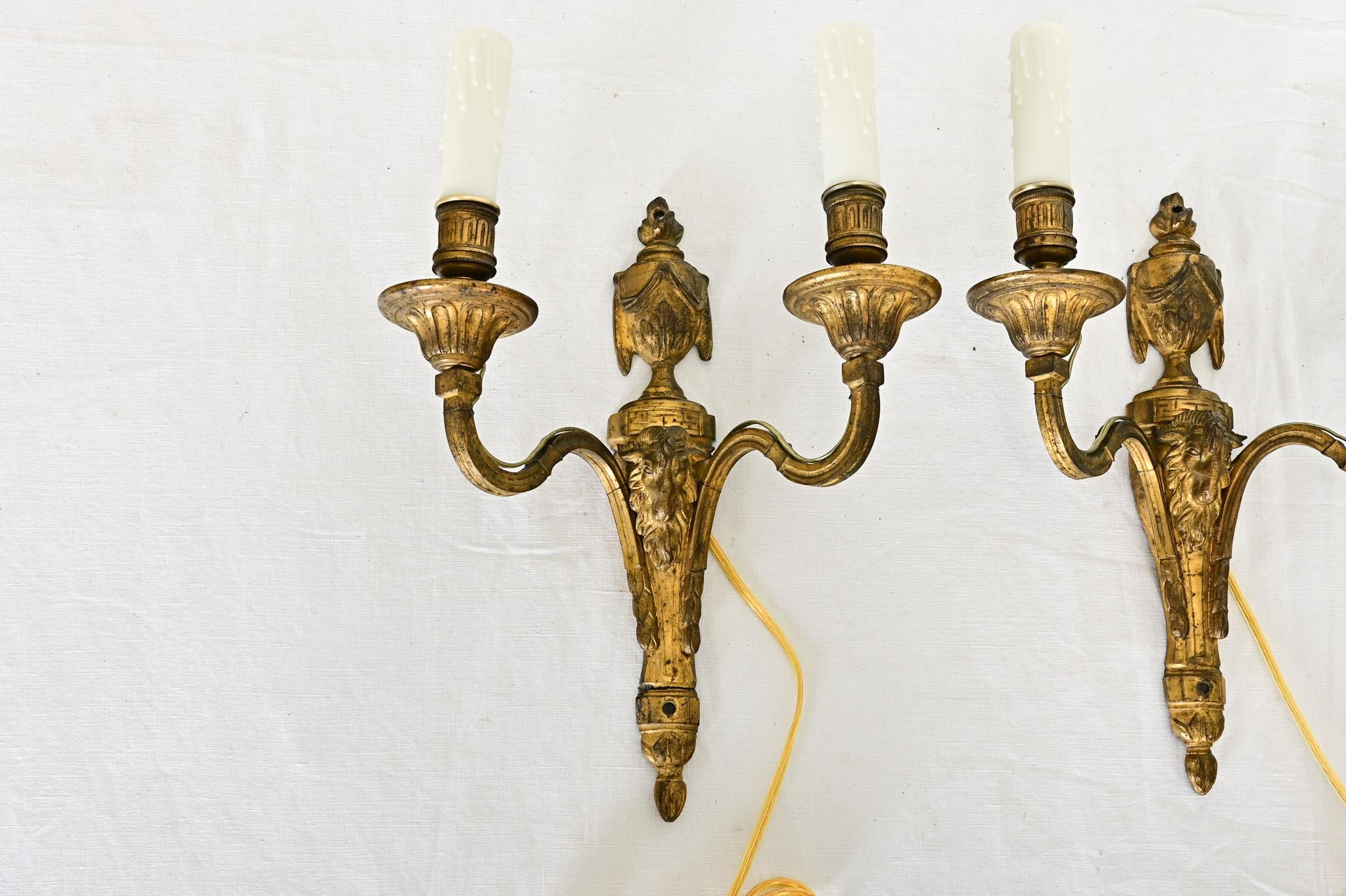 Sconcese francesi del XIX secolo in stile Luigi XVI in bronzo in vendita 2