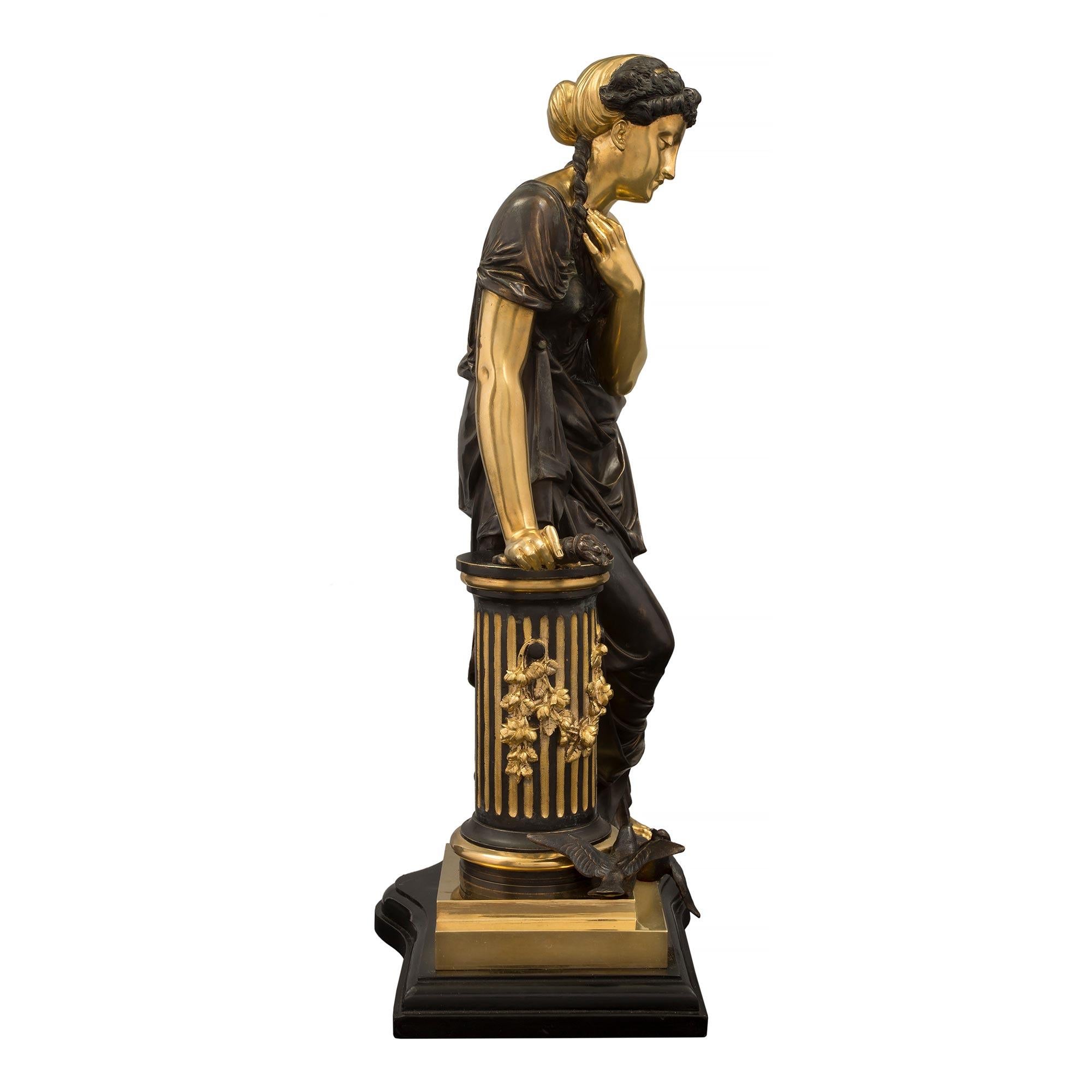 Français Statue d'une jeune fille en bronze de style Louis XVI du XIXe siècle français en vente