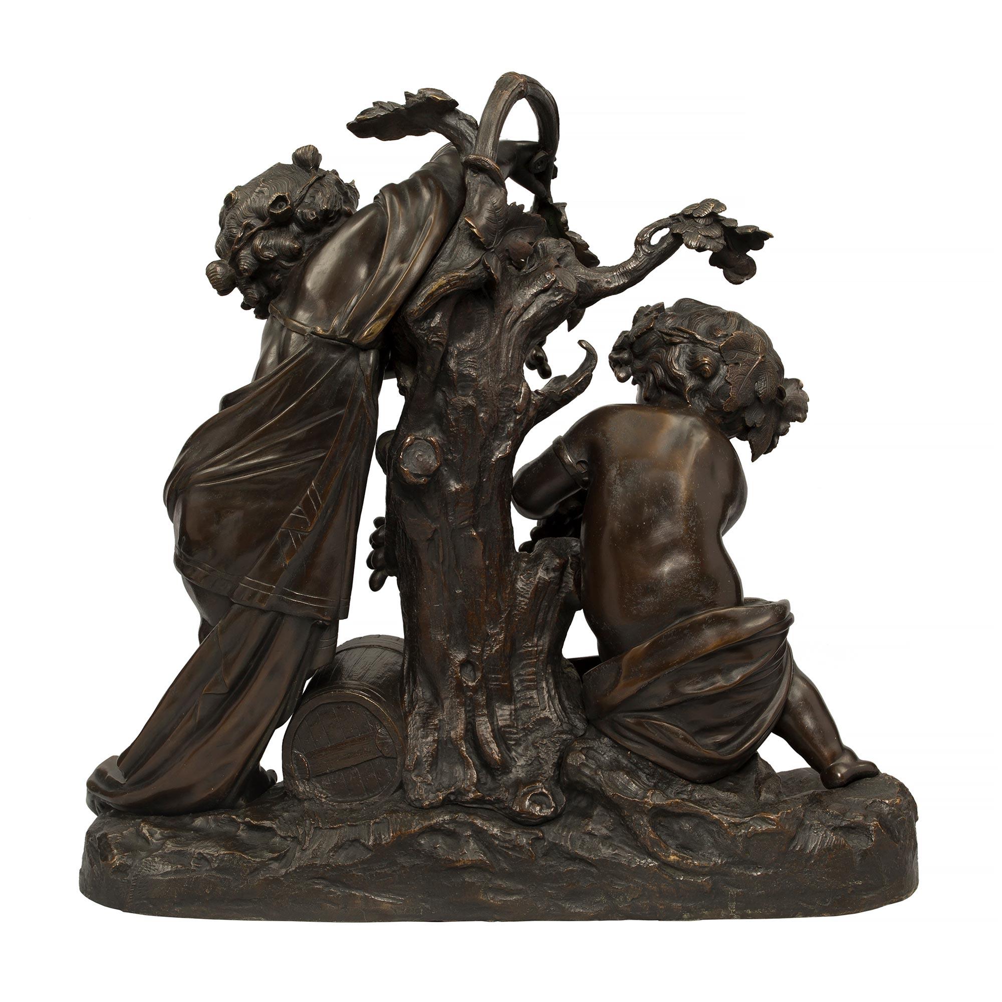 Patinato Statua in bronzo di due cherubini in stile Luigi XVI del XIX secolo, firmata Clodion in vendita