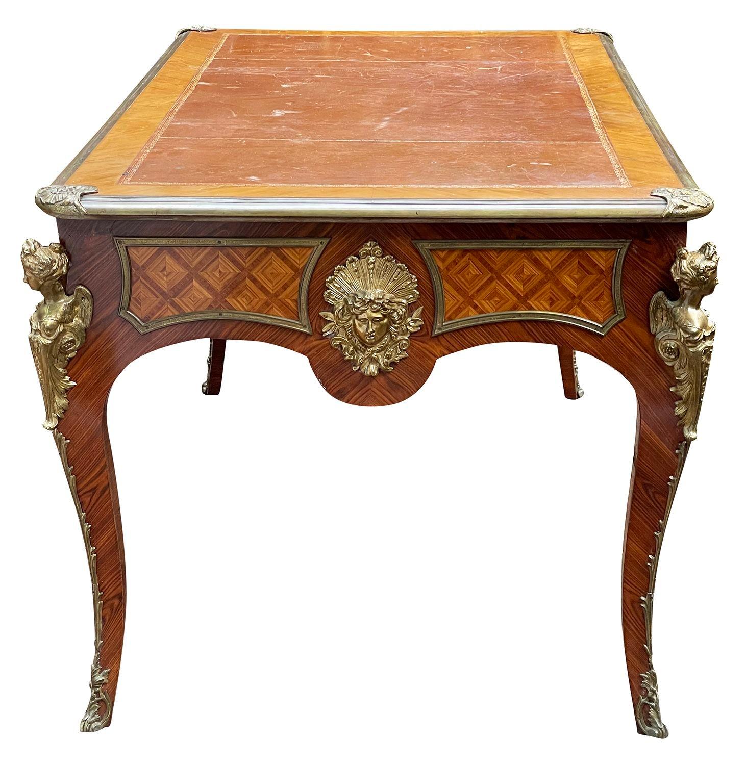 Eine sehr gute Qualität späten 19. Jahrhundert Französisch Parkett eingelegt Louis XVI-Stil bureau plat. Mit eingelegtem, lederbezogenem Deckel, vergoldeten Ormolu-Formen und klassischen Monopodienbeschlägen und Maskendekor. Drei mit Eichenholz