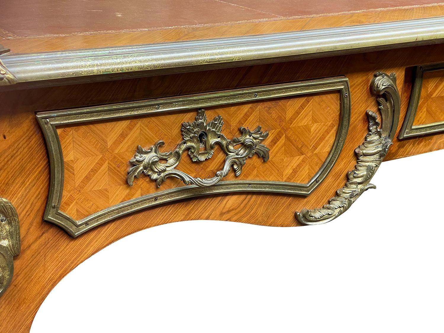 Französische Bureau-Platte im Louis-XVI.-Stil des 19. Jahrhunderts. (Goldbronze) im Angebot
