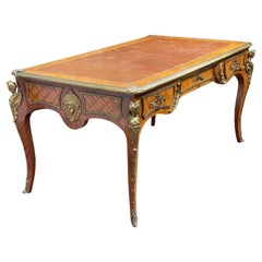Bureau plat français de style Louis XVI du 19ème siècle