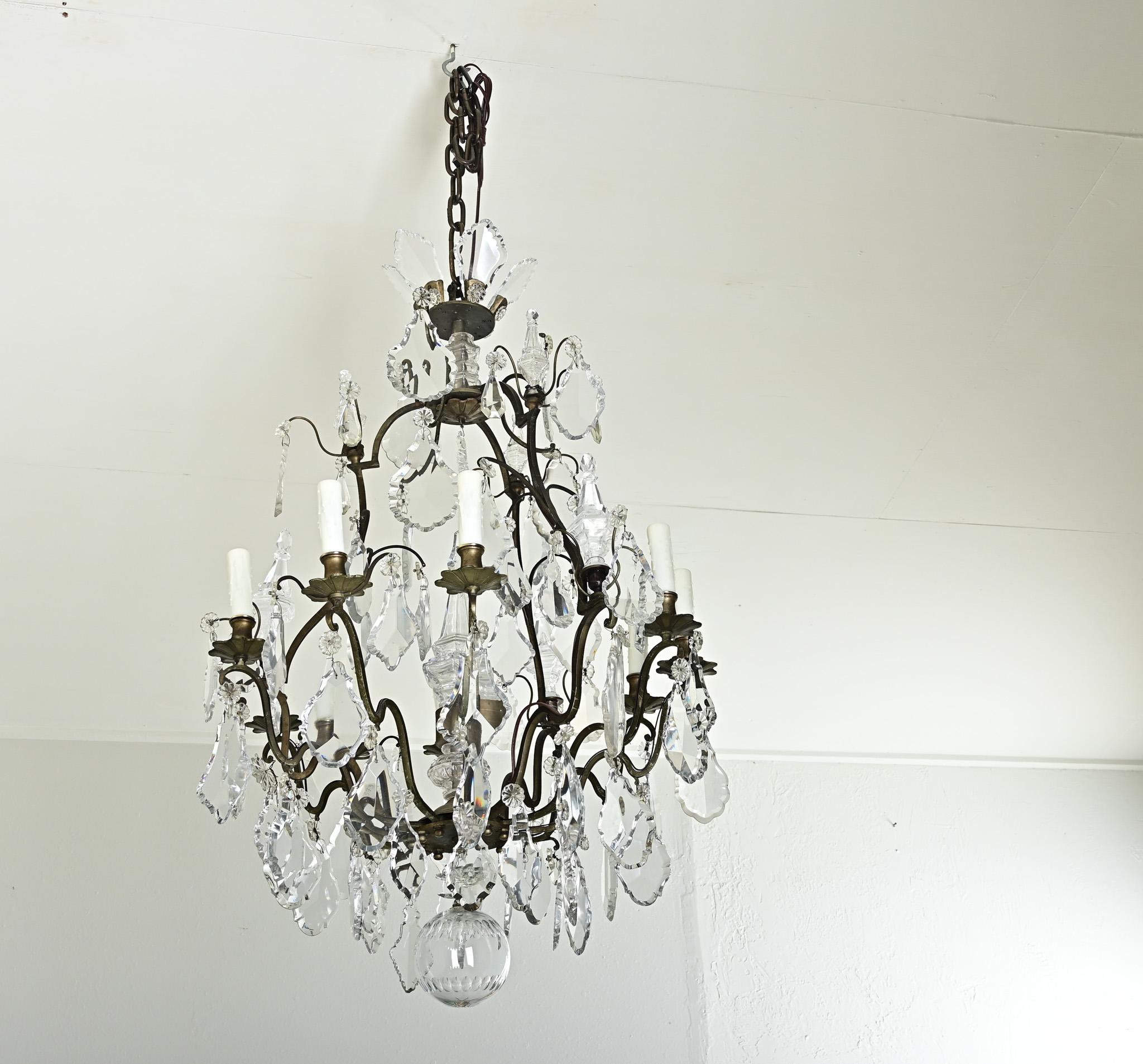 Un spectaculaire lustre à neuf lumières en bronze et cristal de style Louis XVI du XIXe siècle, avec tout le glamour de la Maison Bagues, pour illuminer votre salle à manger ou votre entrée. Ce lustre d'apparat est doté d'une armature en bronze