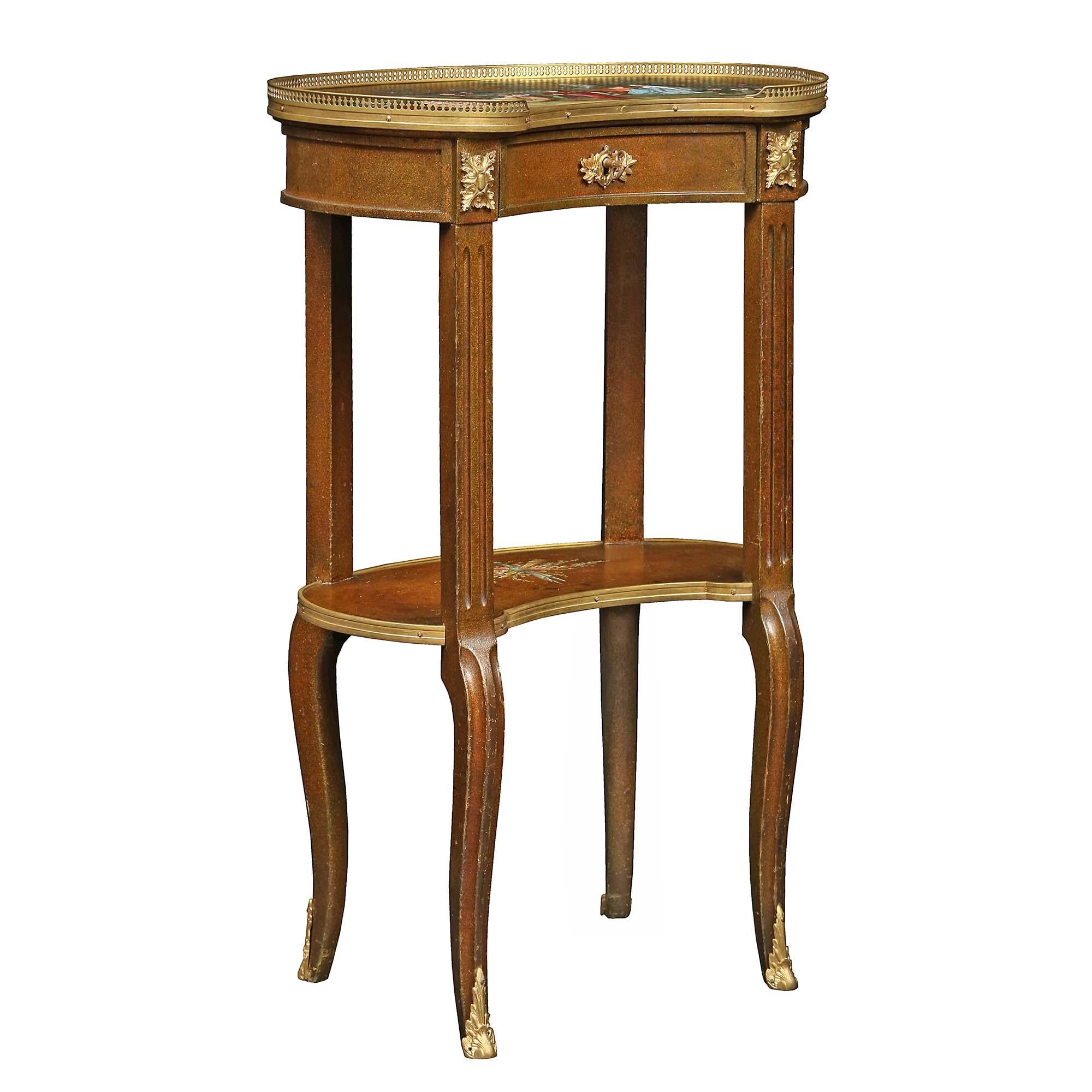 Patiné Table d'appoint française du 19ème siècle de style Louis XVI vers 1880 en vente