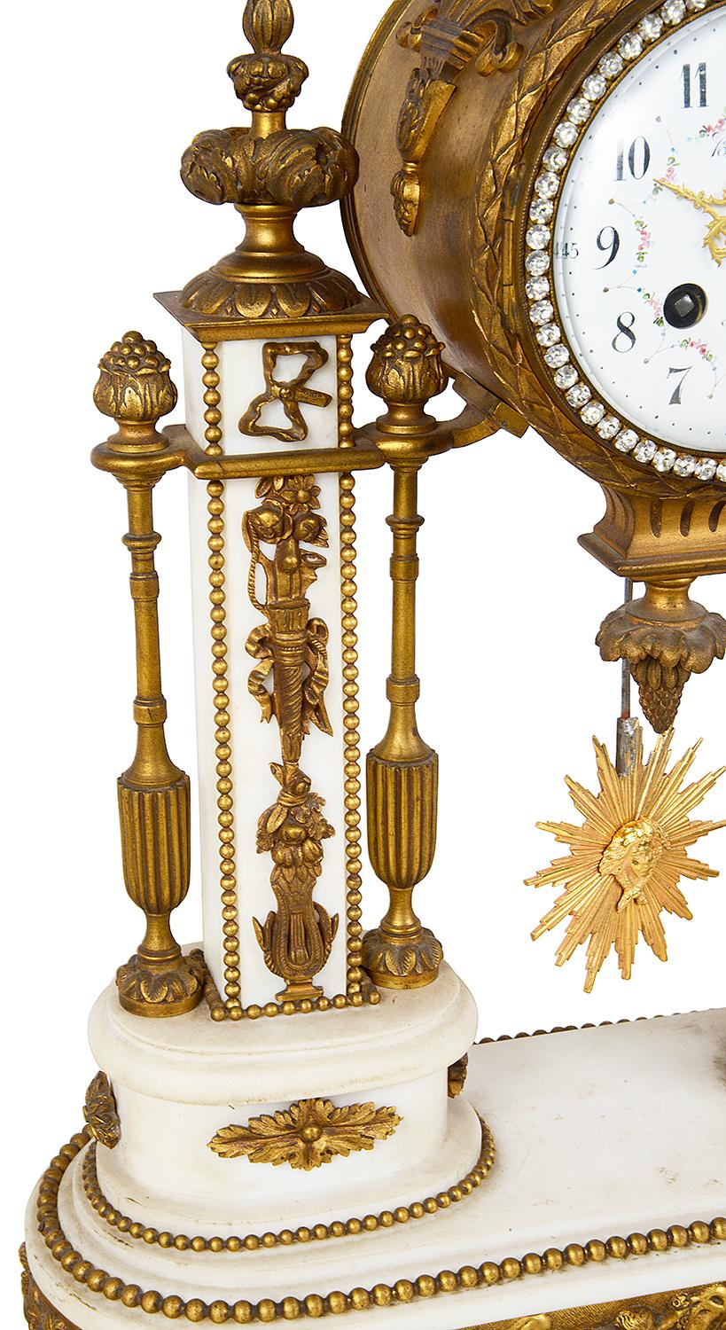 Uhrengarnitur im französischen Louis-XVI-Stil des 19. Jahrhunderts (Französisch) im Angebot