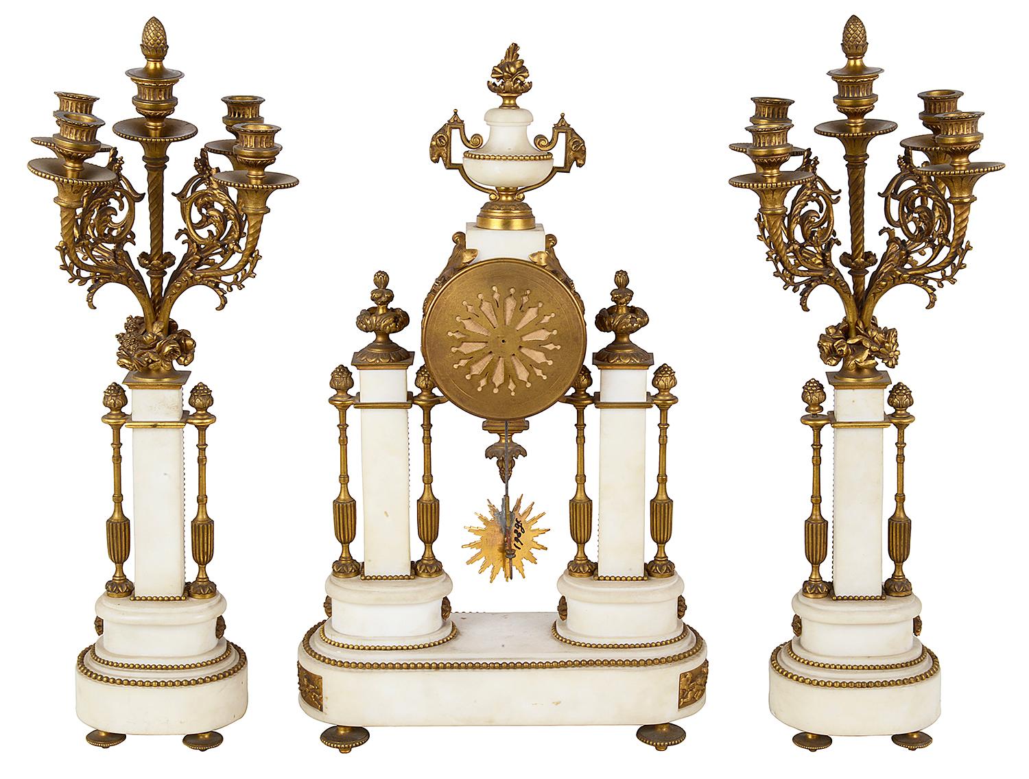Bronze doré Garniture d'horloge de style Louis XVI du XIXe siècle français en vente