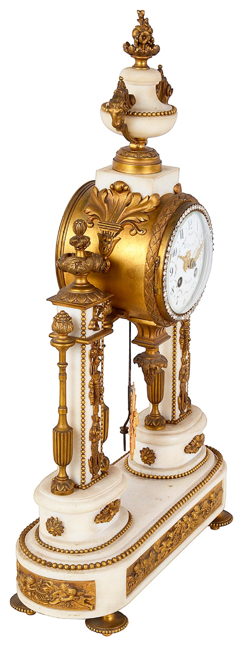 Garniture d'horloge de style Louis XVI du XIXe siècle français en vente 3