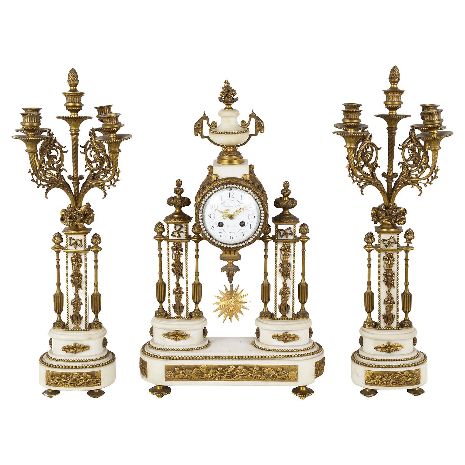Uhrengarnitur im französischen Louis-XVI-Stil des 19. Jahrhunderts im Angebot